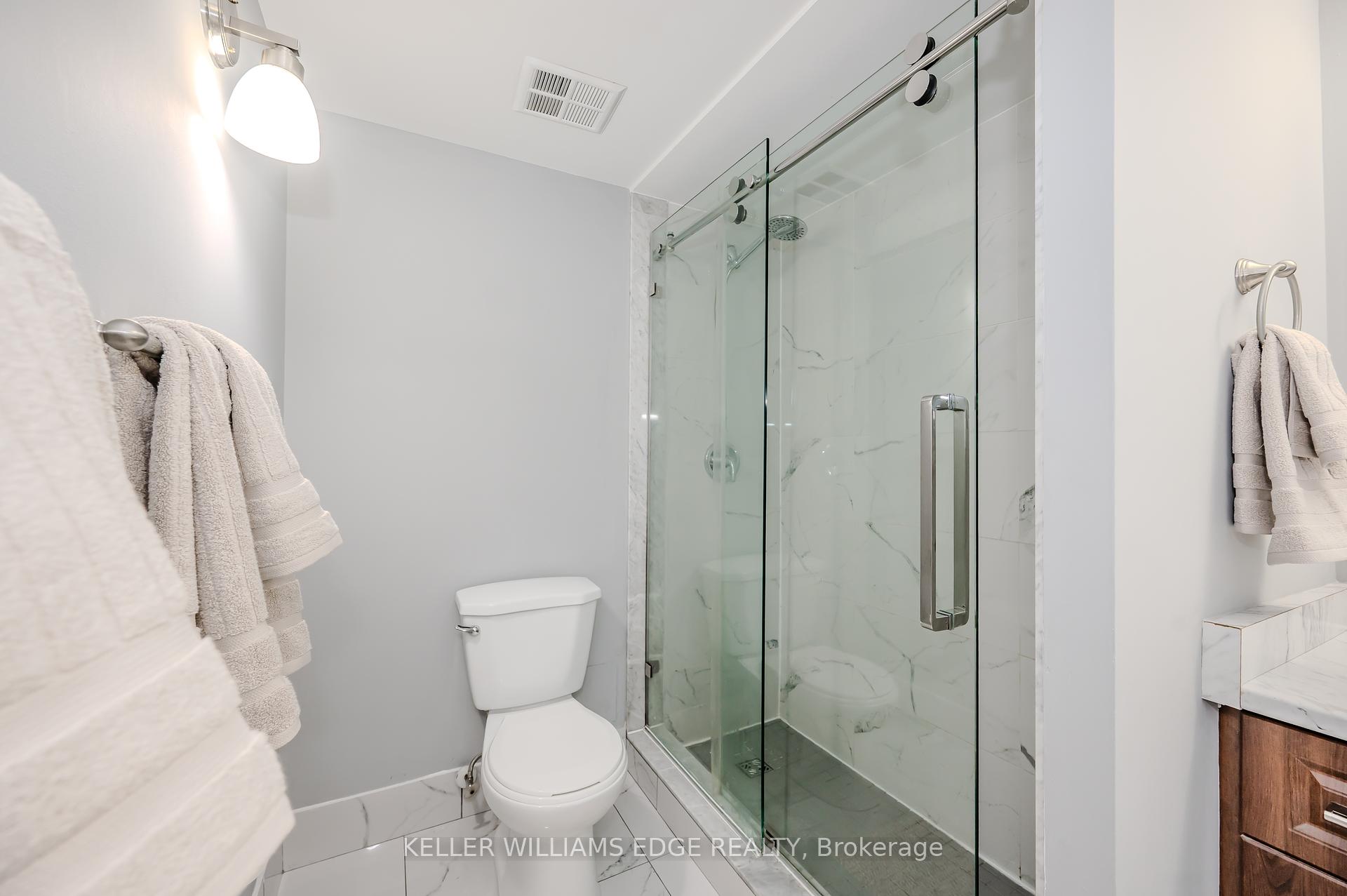 3 Bedrooms Condo at 1000 Cedarglen, Mississauga For sale