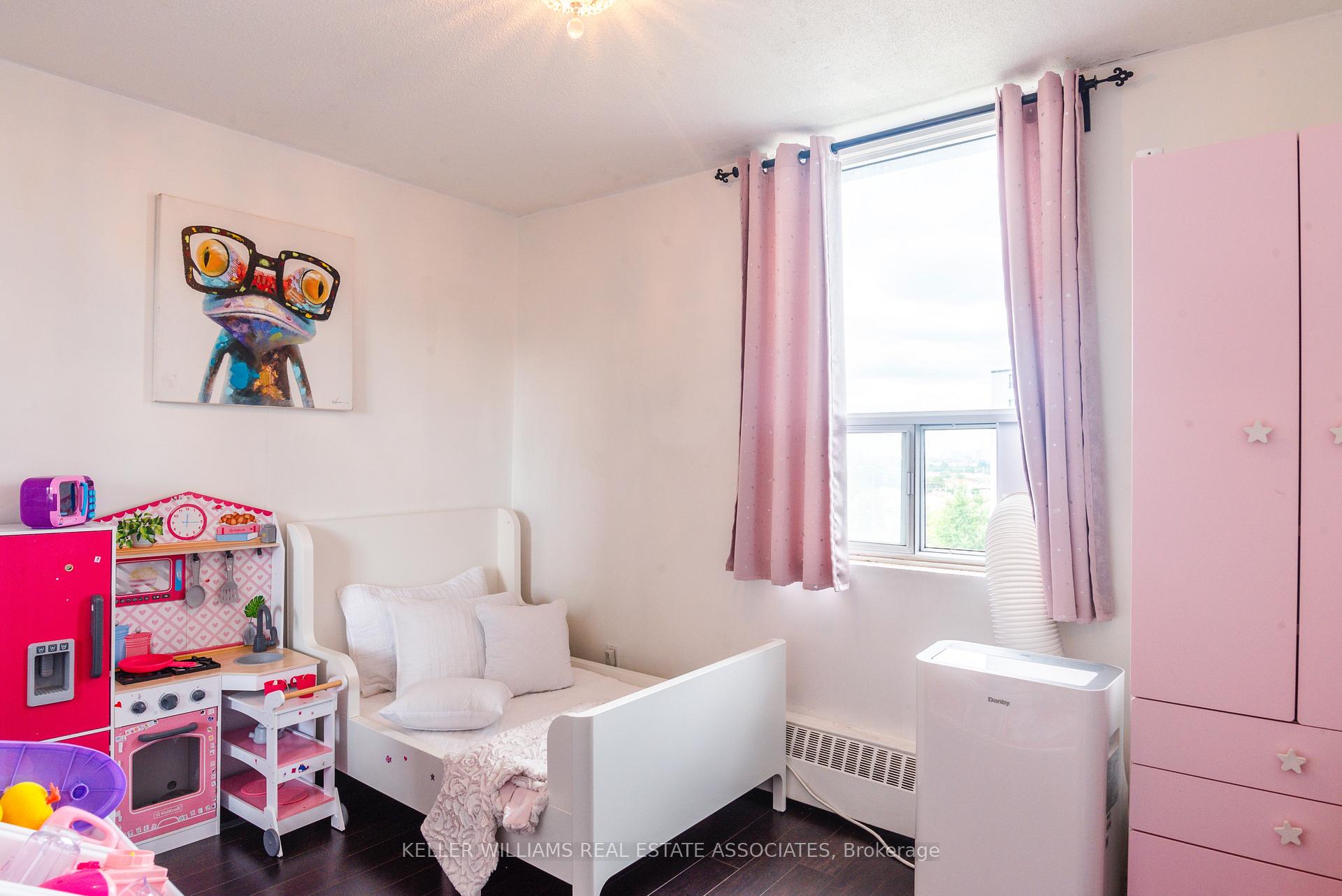 2 Bedrooms Condo at 3145 Queen Frederica, Mississauga For sale