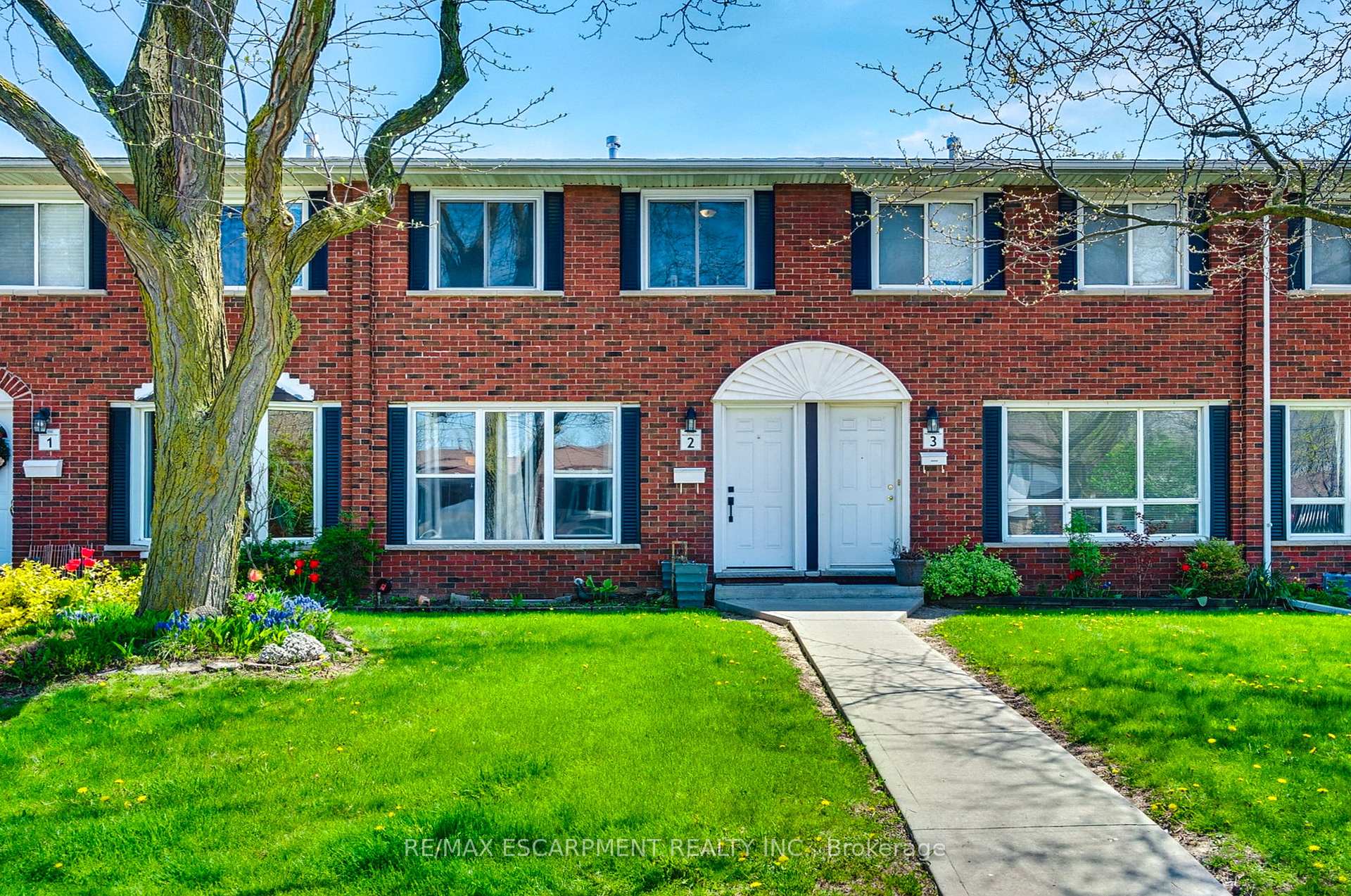 3 Bedrooms Condo at 2700 Barton, Hamilton For sale