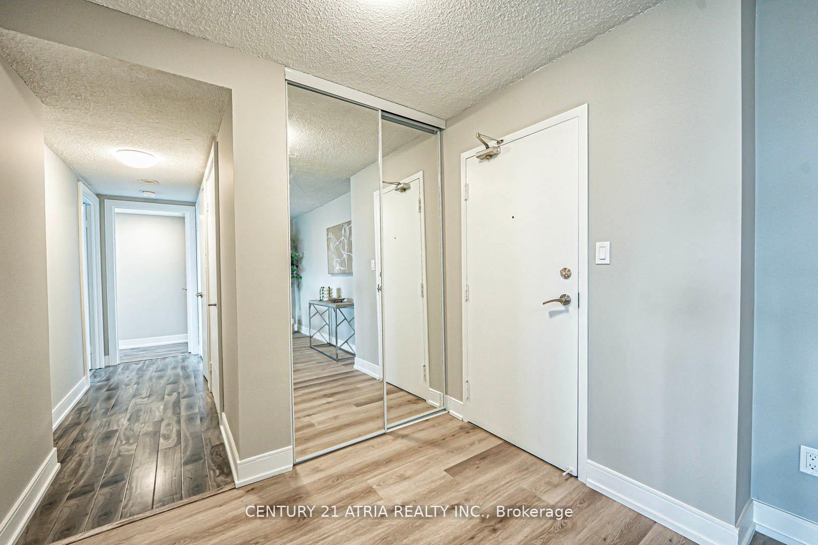 2 Bedrooms Condo at 350 Webb, Mississauga For sale