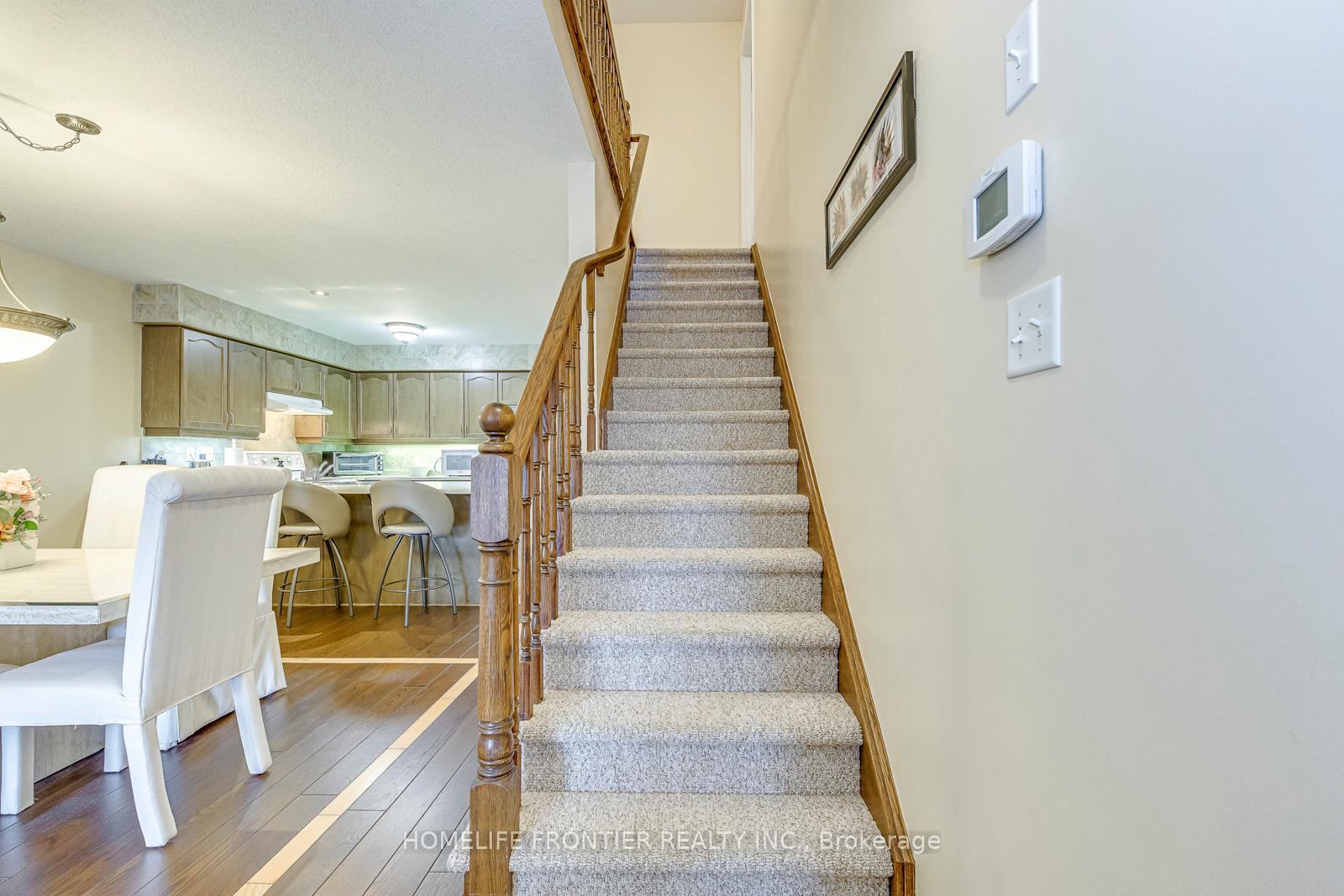 4 Bedrooms Condo at 90 Oakhampton,  Hamilton For sale