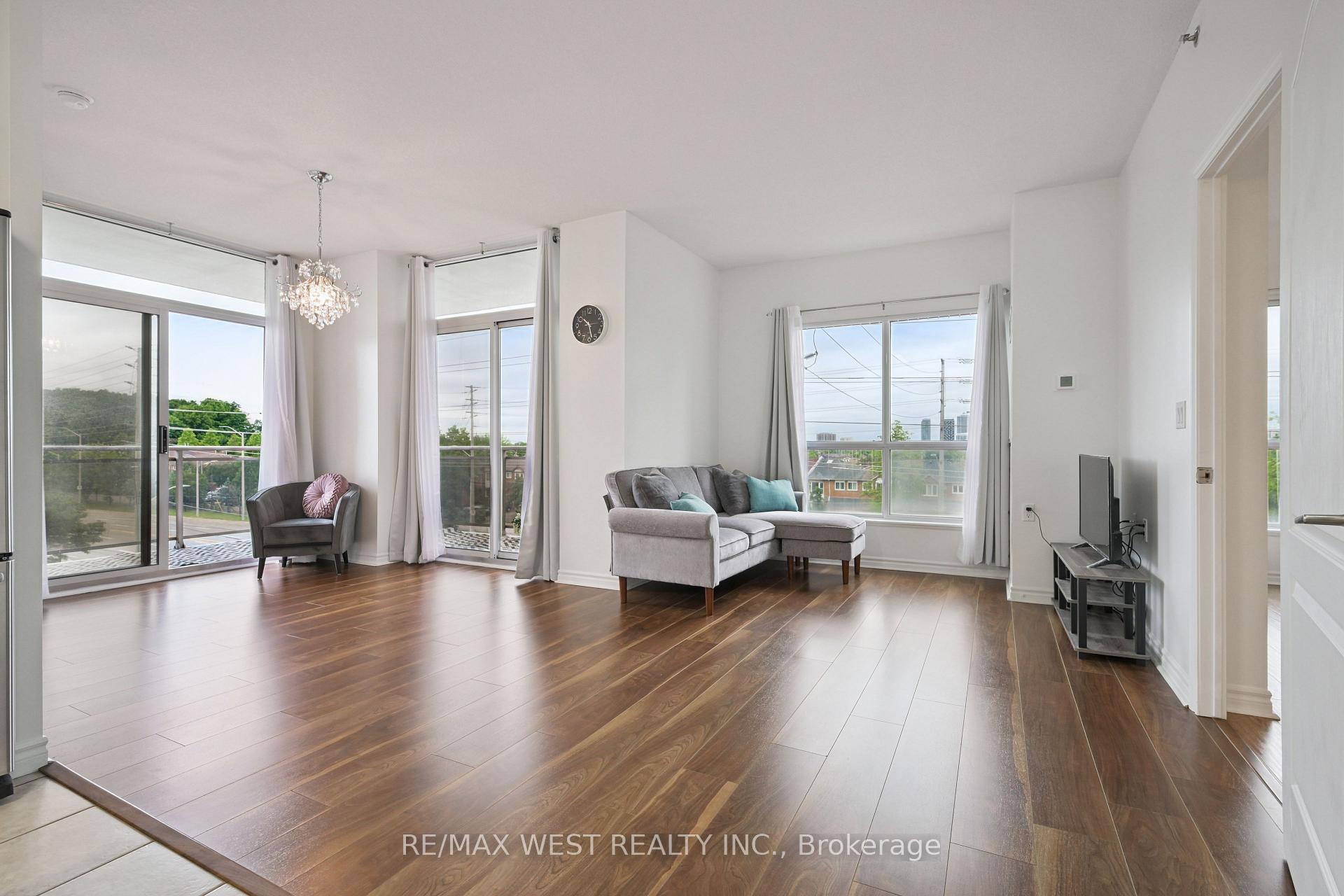 2 Bedrooms Condo at 810 Scollard, Mississauga For sale
