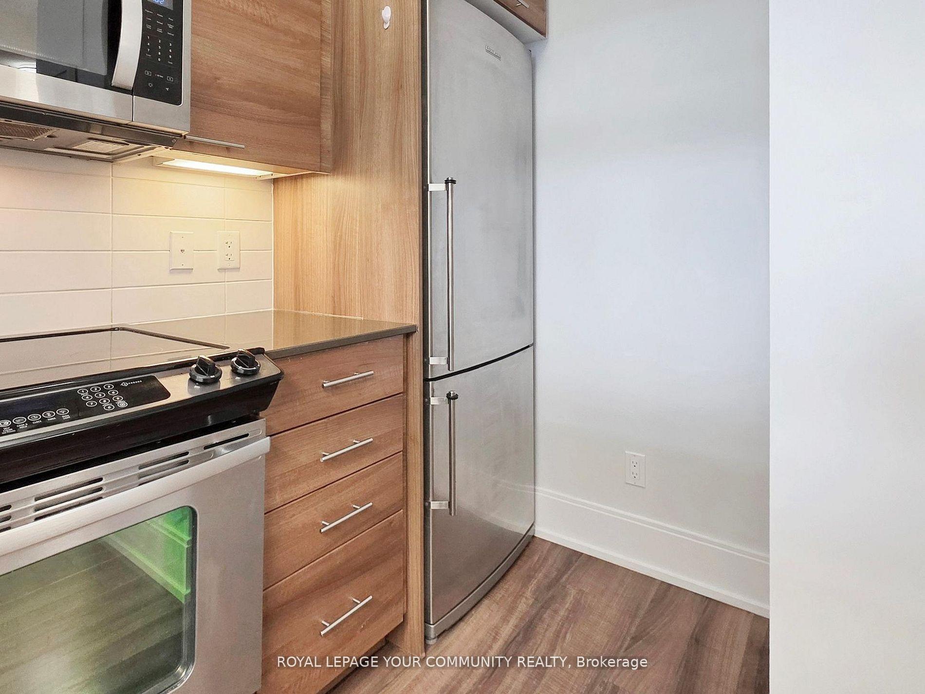 2 Bedrooms Condo at 15 Viking, Toronto For sale