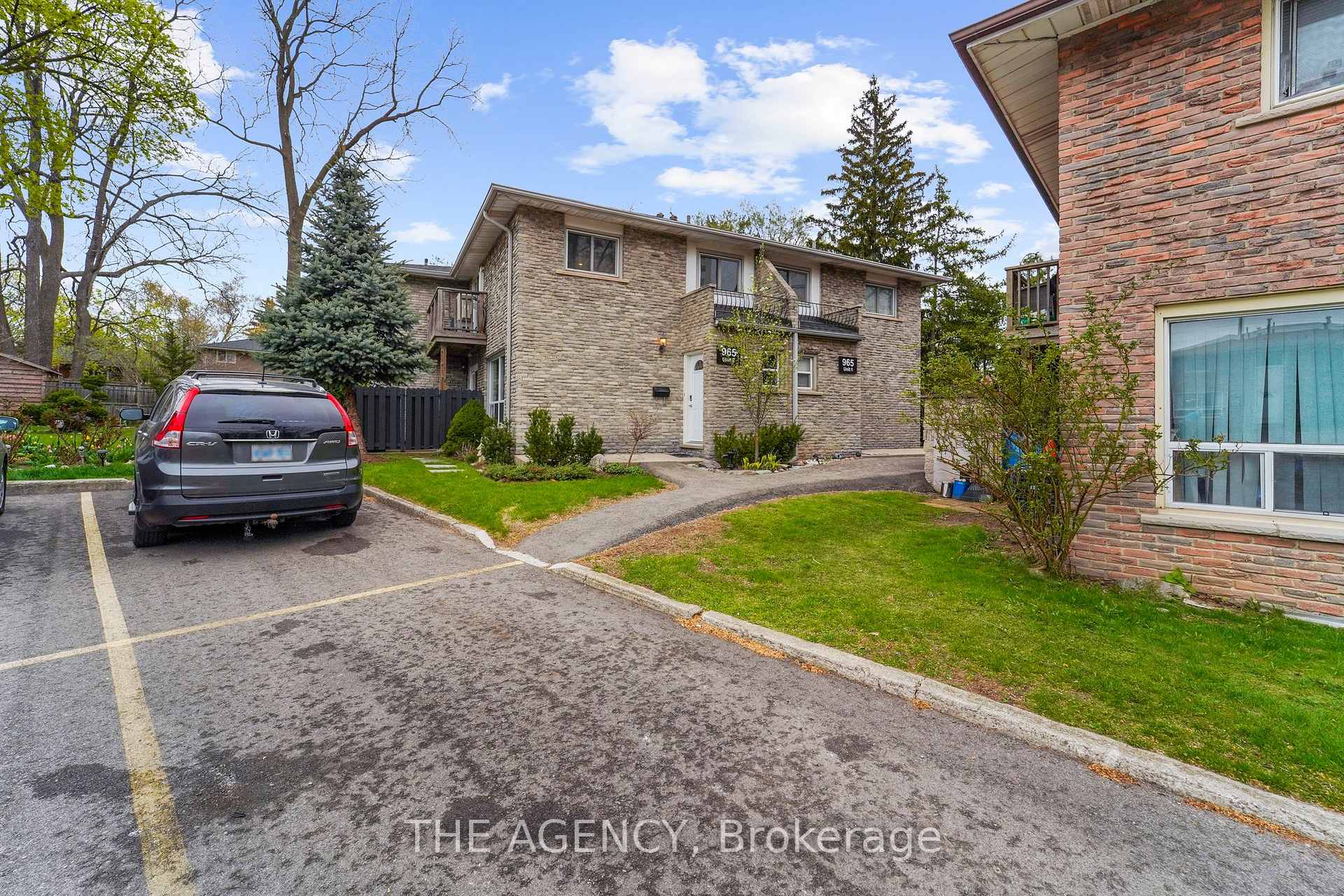 3 Bedrooms Condo at 965 Francis, Burlington For sale