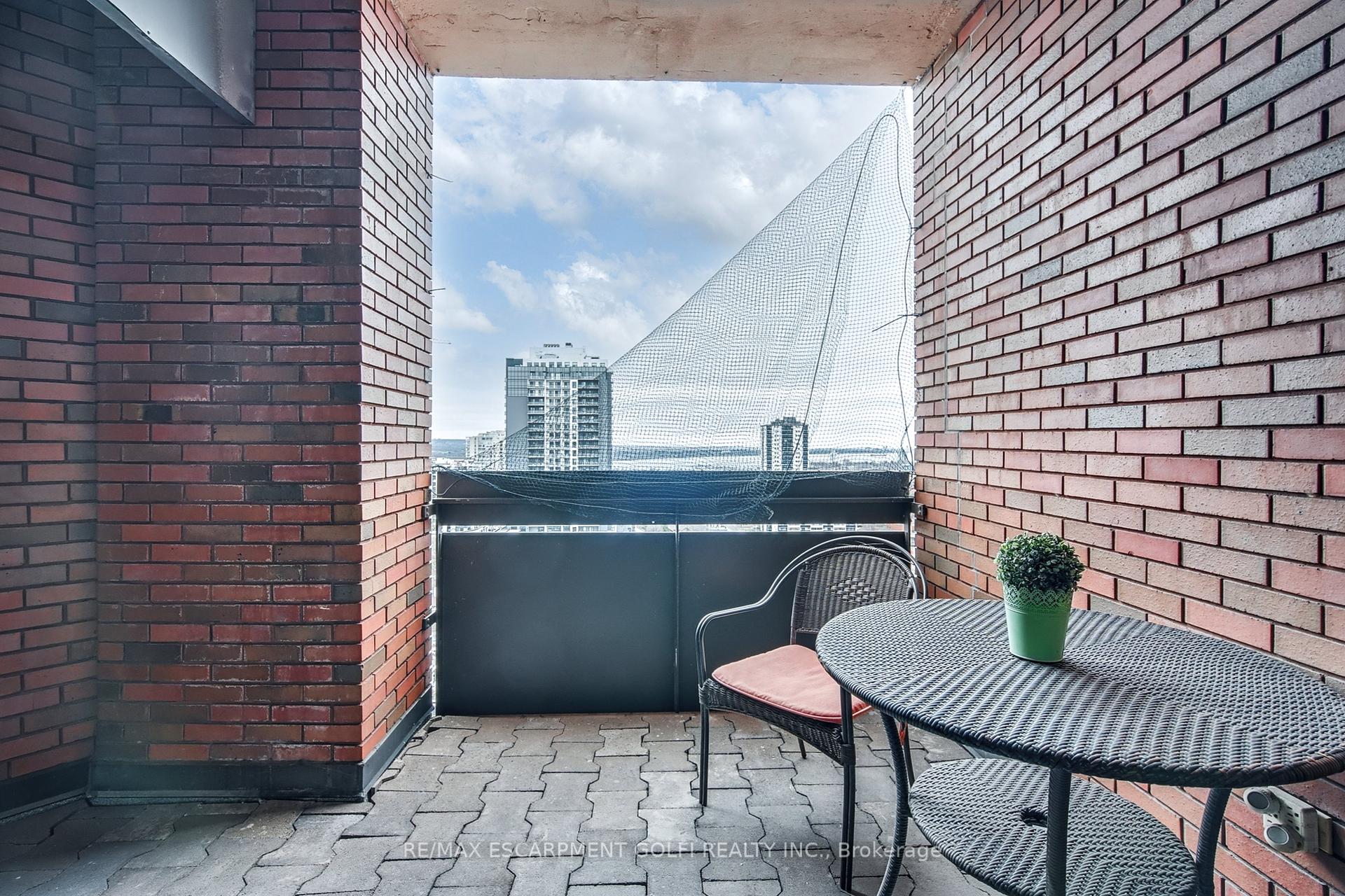 2 Bedrooms Condo at 222 Jackson,  Hamilton For sale