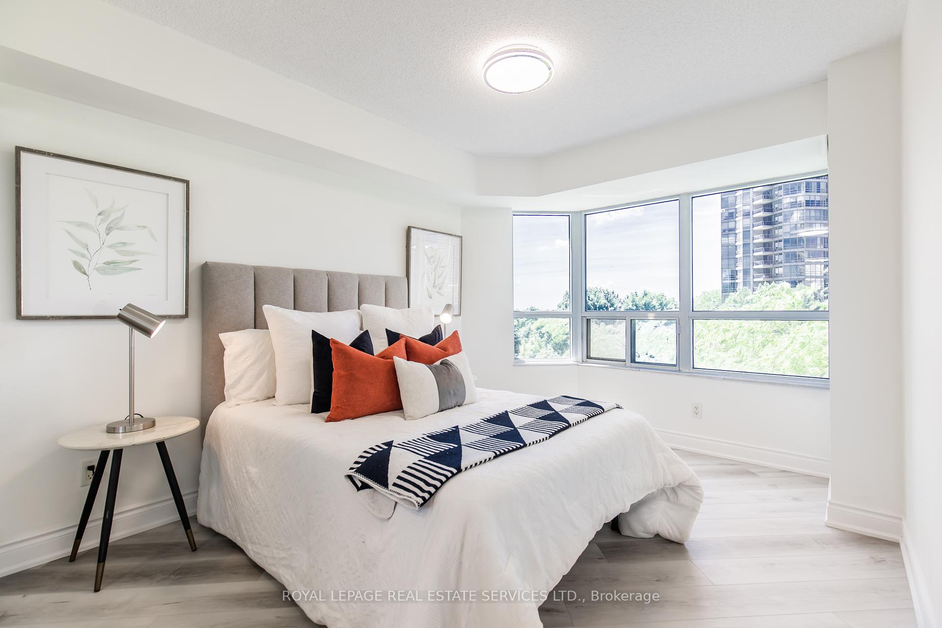 3 Bedrooms Condo at 25 Kingsbridge Garden, Mississauga For sale