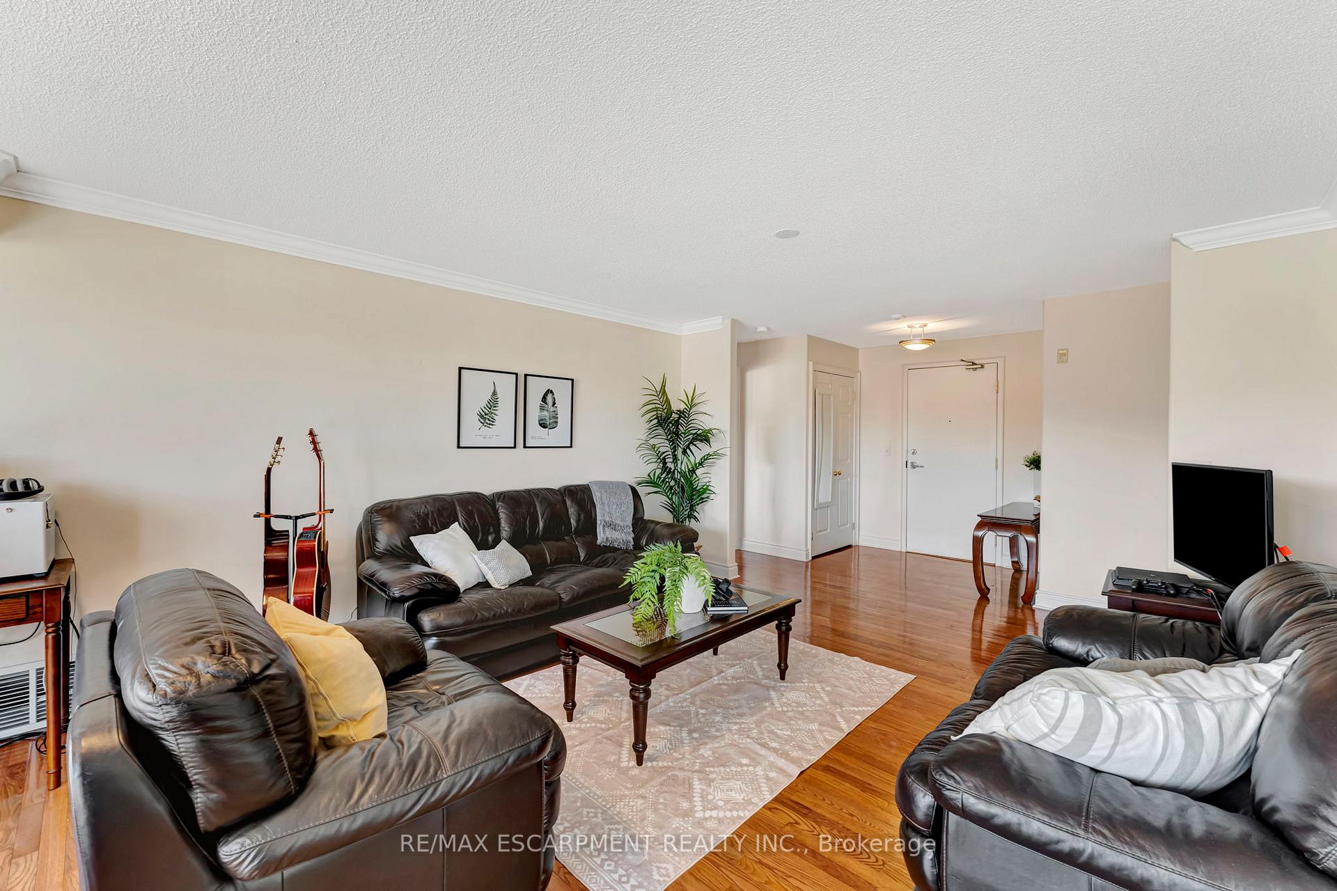 2 Bedrooms Condo at 1770 Main,  Hamilton For sale