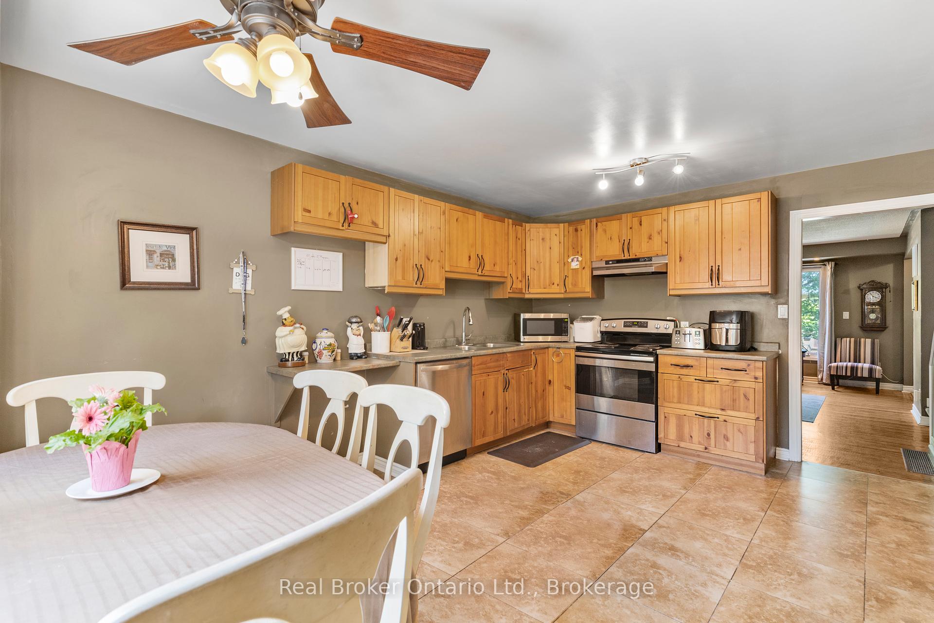 3 Bedrooms Condo at 2111 Meadowbrook, Burlington For sale