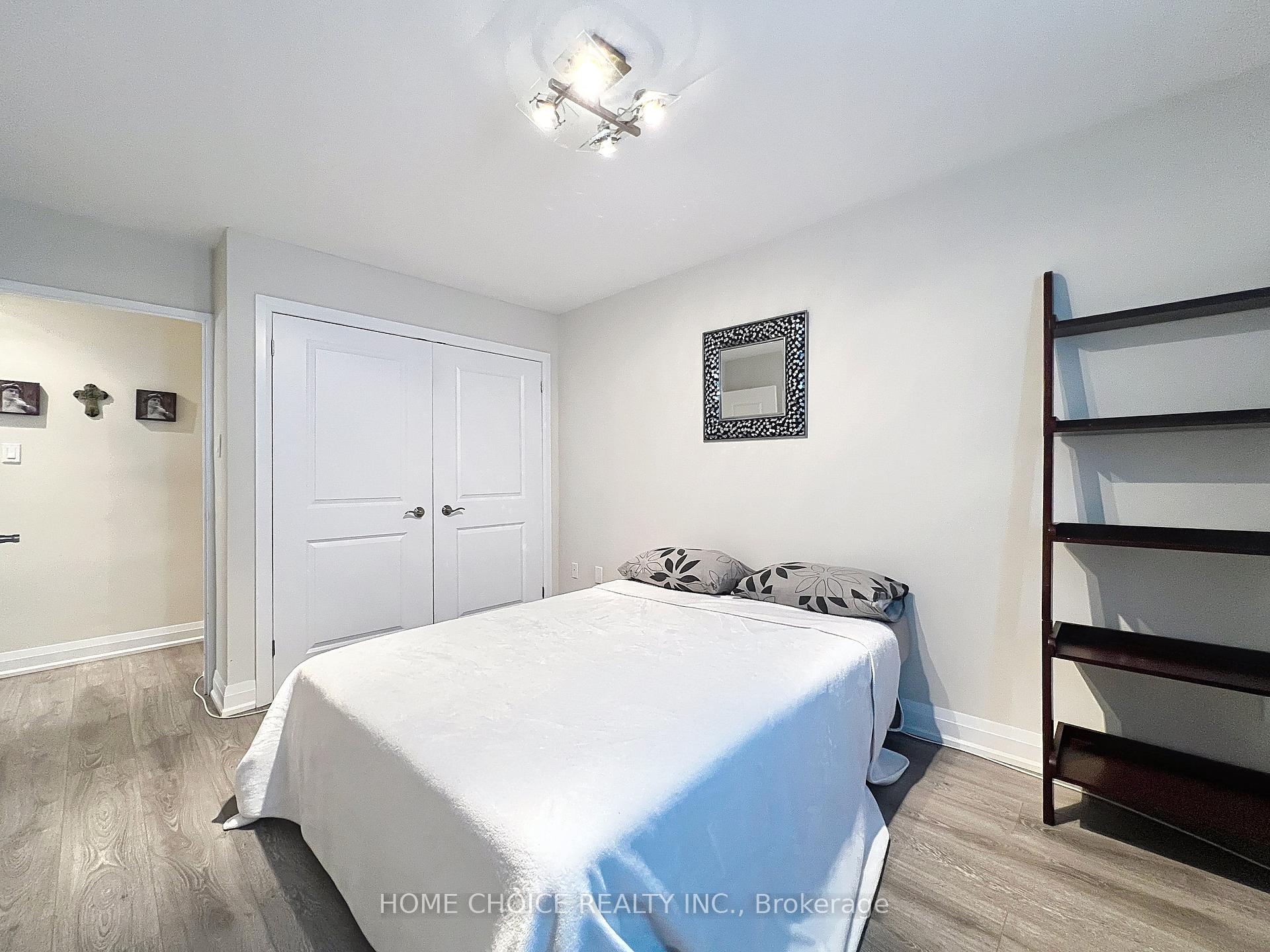 3 Bedrooms Condo at 15 La Rose, Toronto For sale