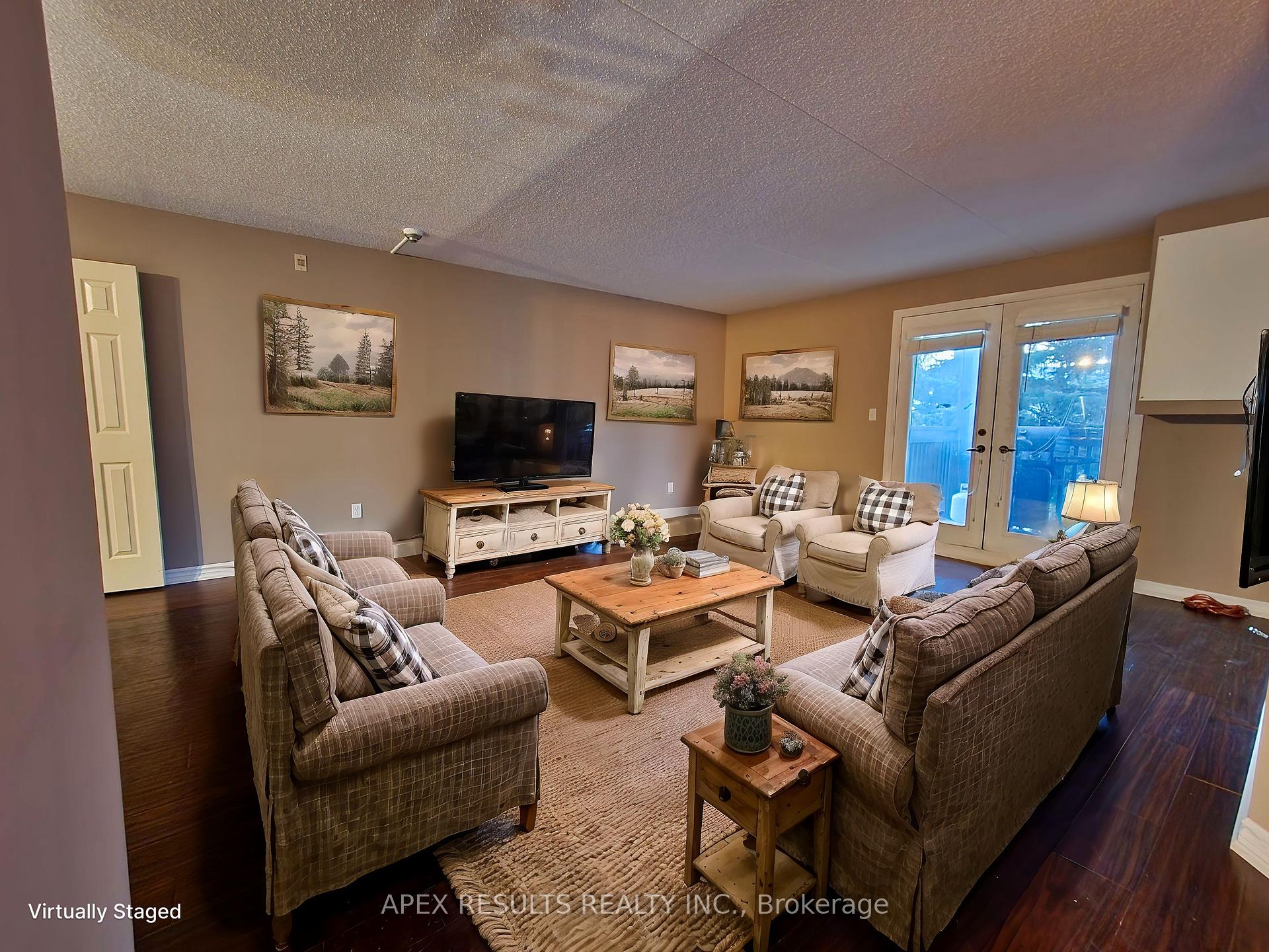 2 Bedrooms Condo at 2020 Cleaver, Burlington For sale