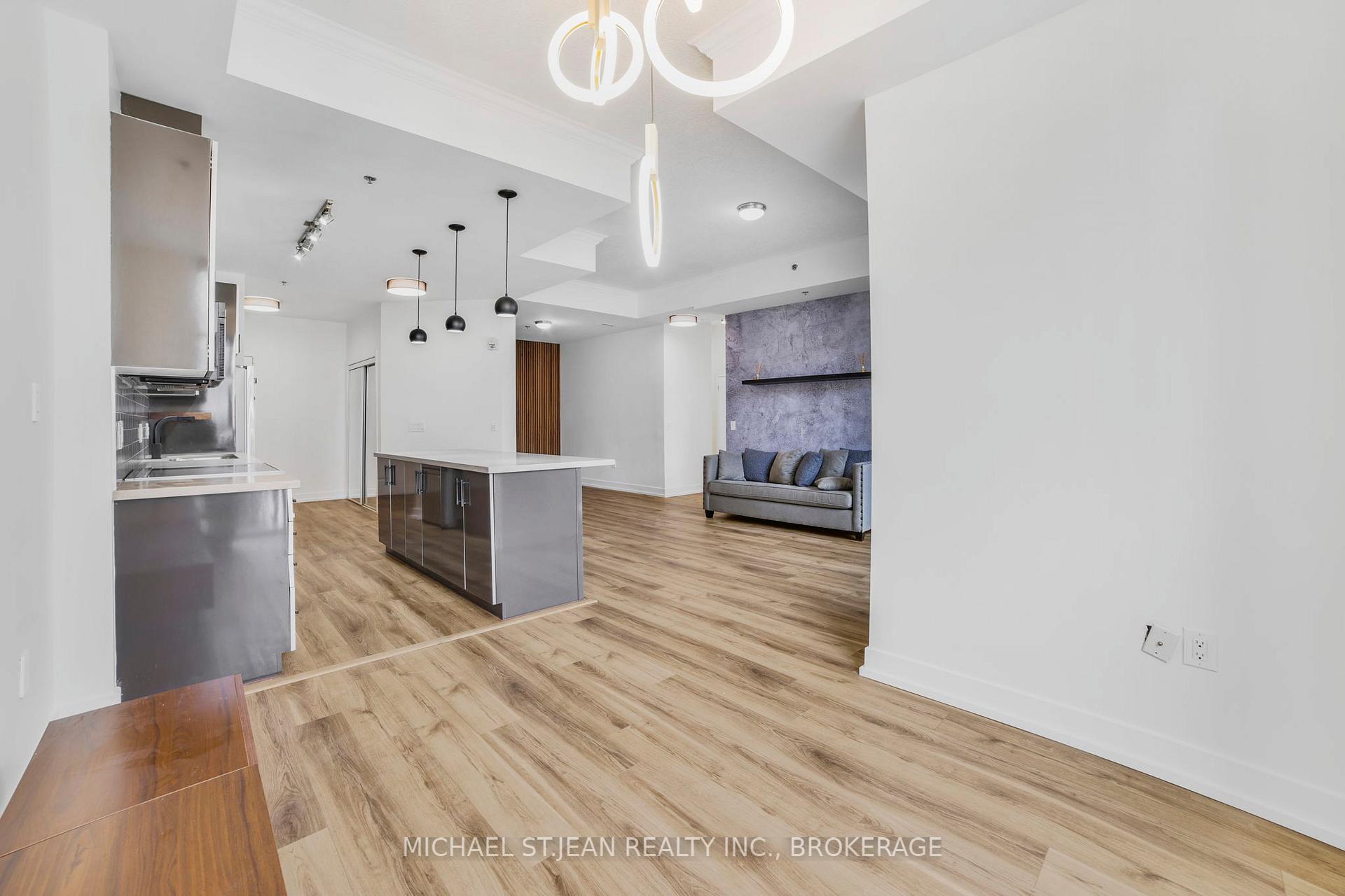 2 Bedrooms Condo at 90 Charlton,  Hamilton For sale