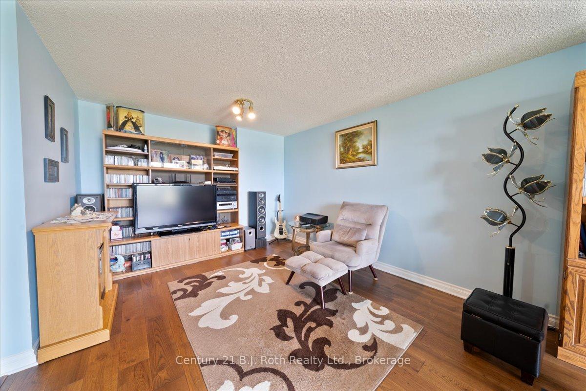 1 Bedroom Condo at 41 MARKBROOK, Toronto For sale