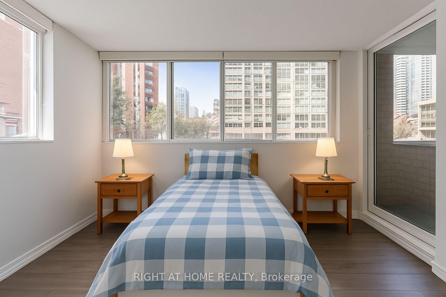 2 Bedrooms Condo at 60 Homewood, Toronto For sale