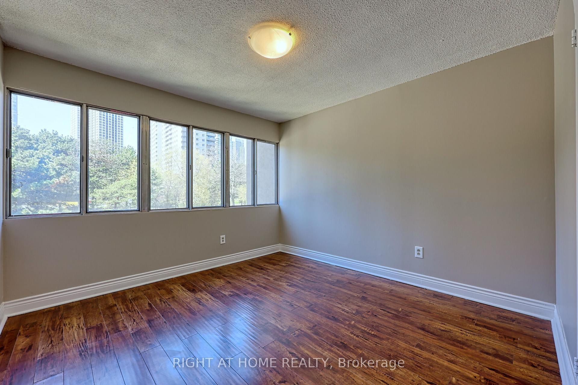 4 Bedrooms Condo at 1580 Mississauga,  Mississauga For sale