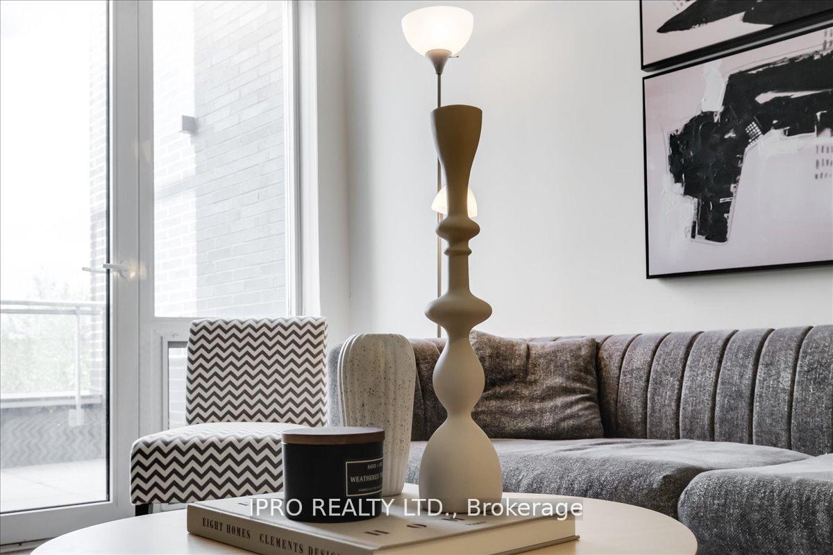 2 Bedrooms Condo at 3028 Creekshore, Oakville For sale