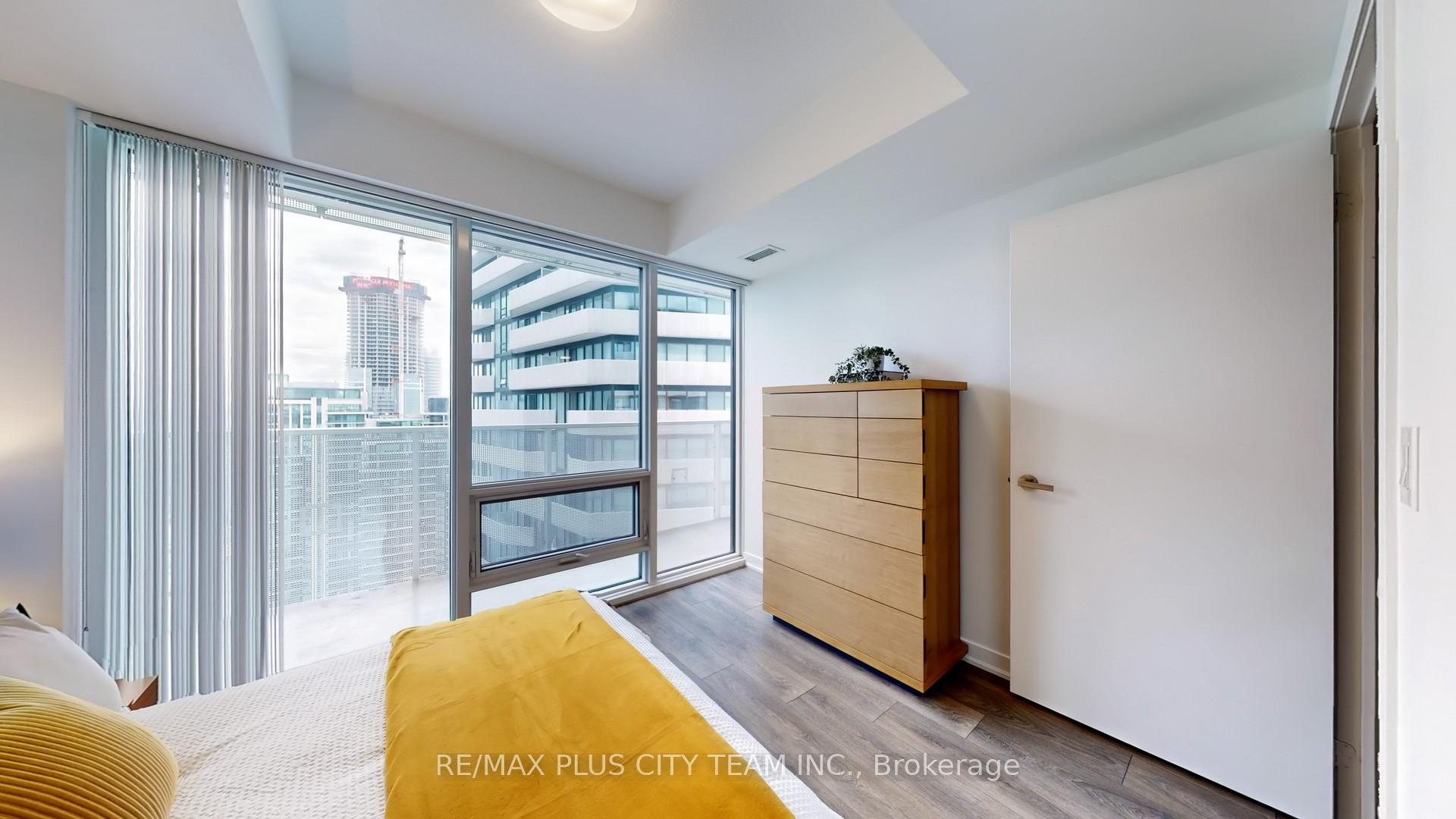 2 Bedrooms Condo at 100 Harbour, Toronto For sale