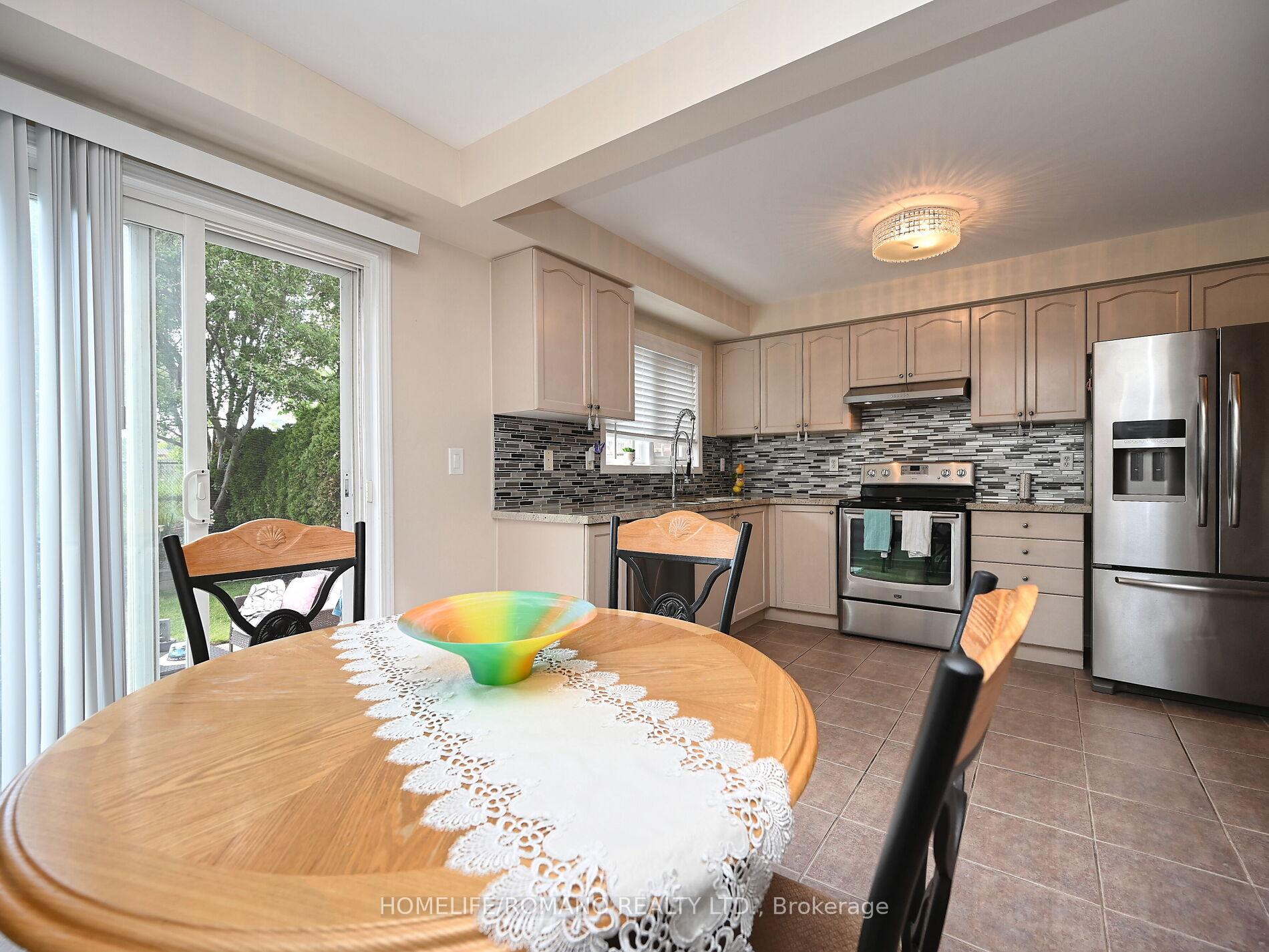 4 Bedrooms Condo at 3030 Breakwater, Mississauga For sale
