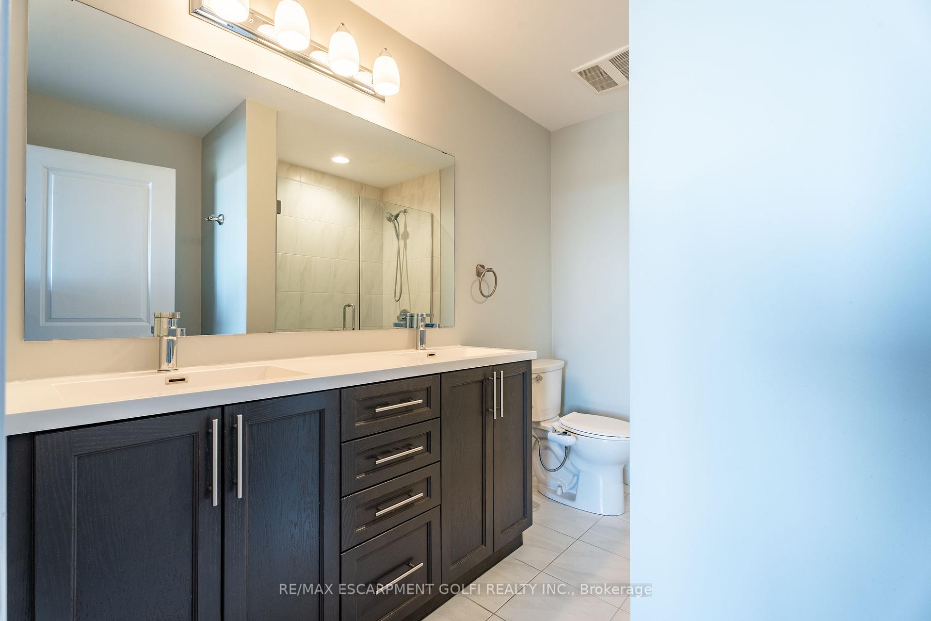 2 Bedrooms Condo at 1 Redfern, Hamilton For sale
