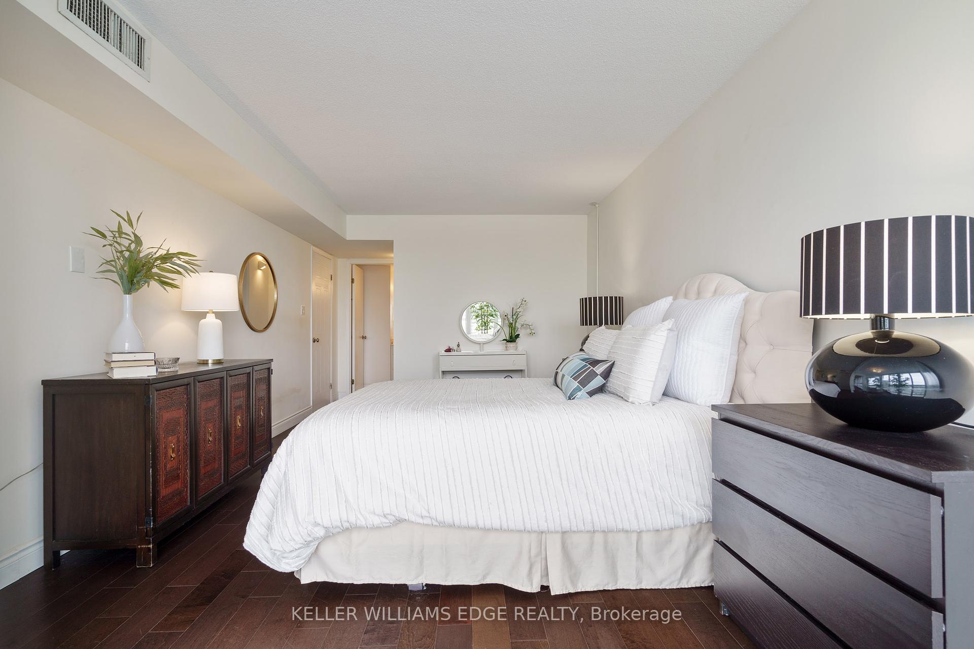 2 Bedrooms Condo at 5090 Pinedale, Burlington For sale