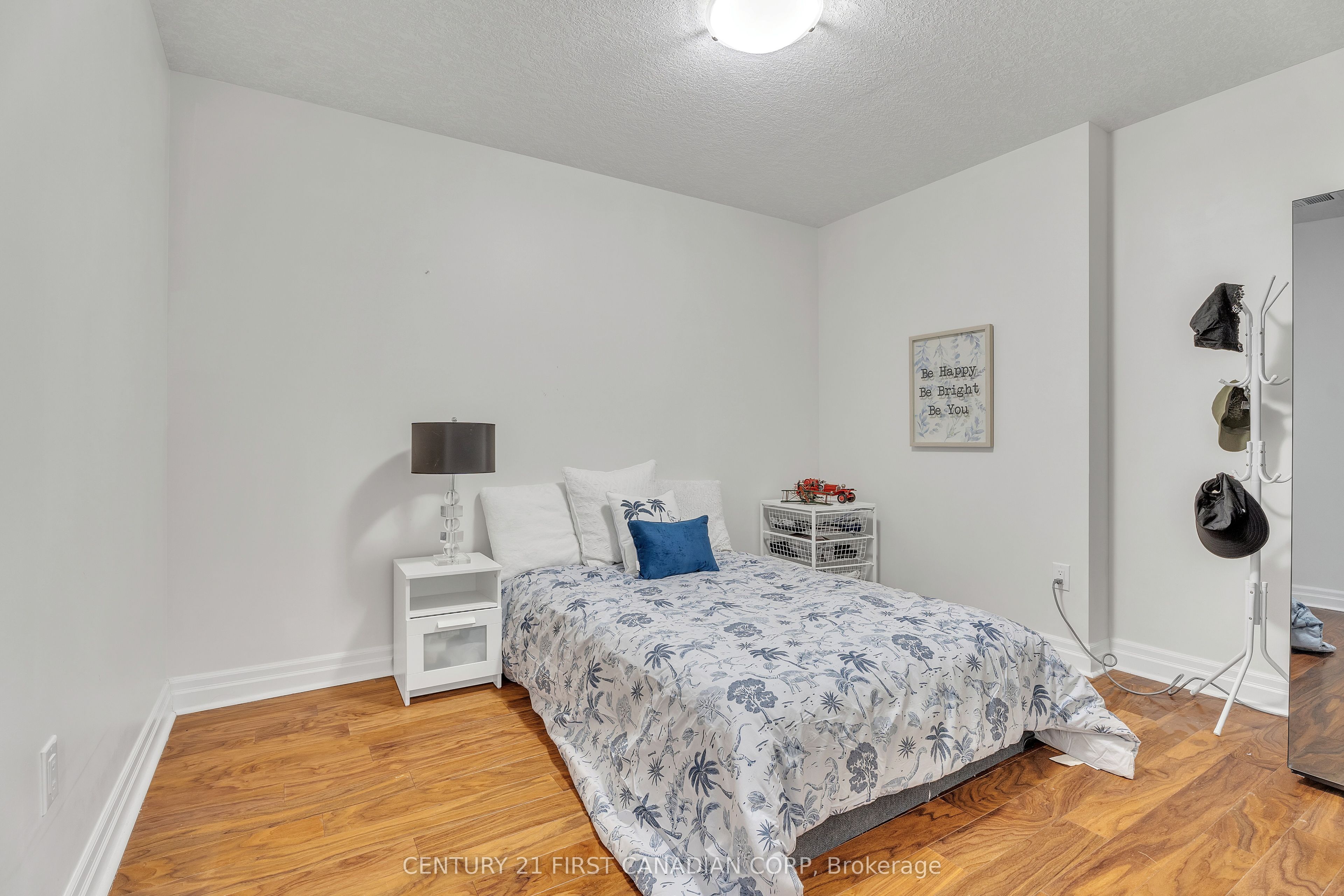 240 Villagewalk Boulevard, #812