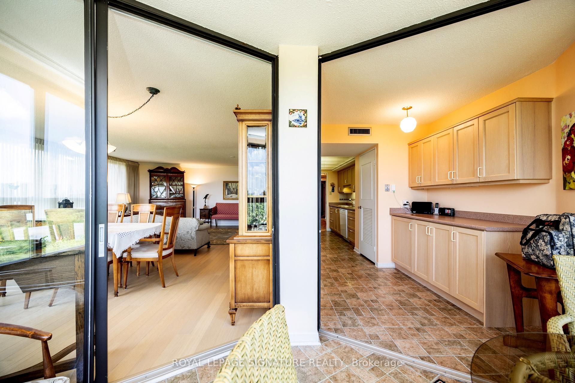 3 Bedrooms Condo at 1300 Bloor, Mississauga For sale