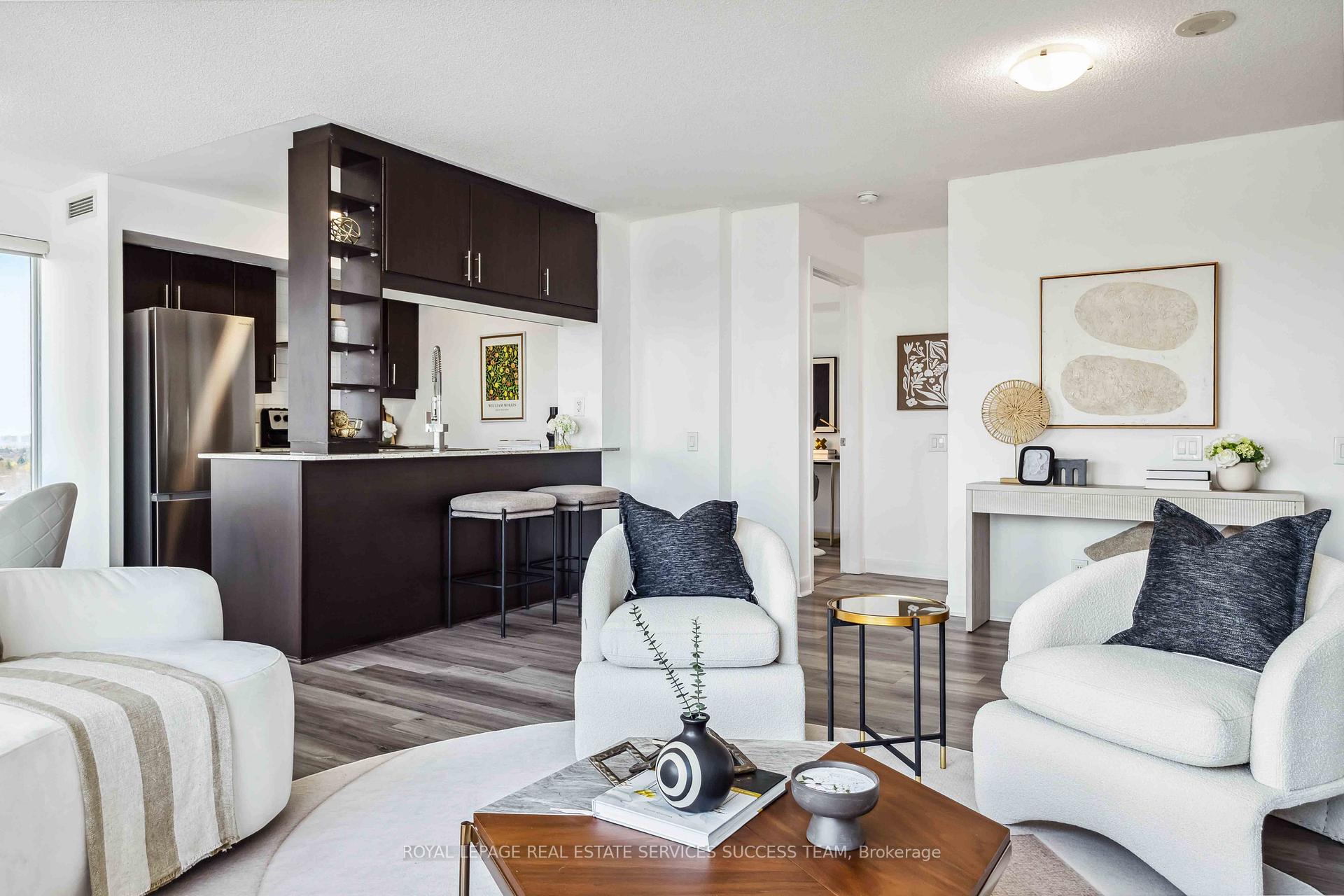 2 Bedrooms Condo at 25 Town Centre,  Toronto For sale