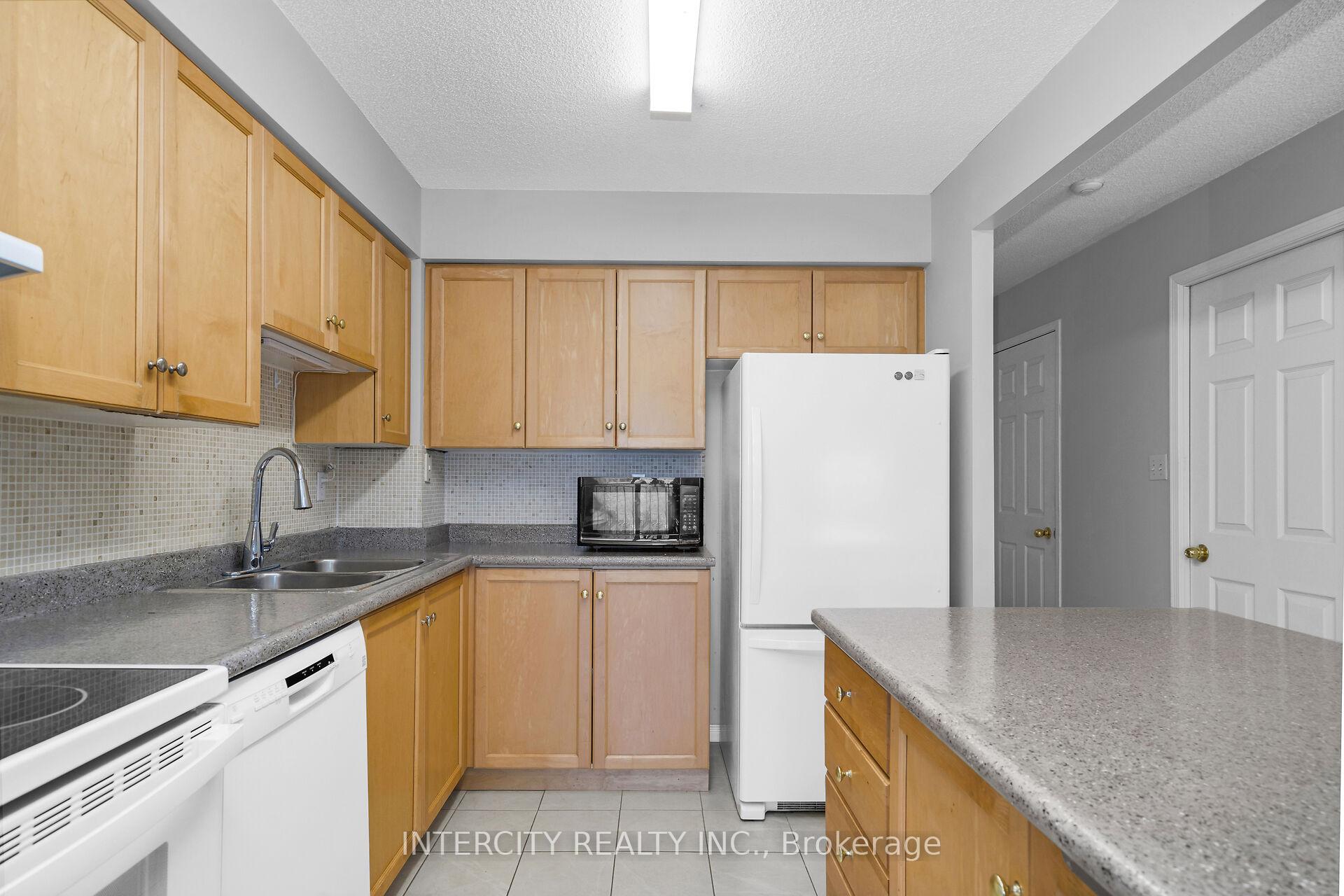 3 Bedrooms Condo at 32 Tannery, Mississauga For sale