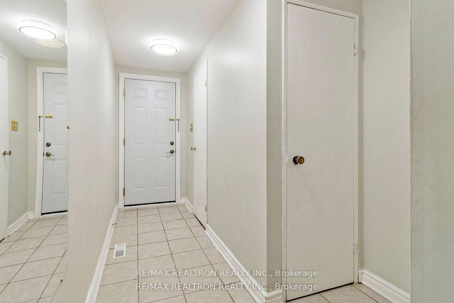 3 Bedrooms Condo at 44 Chester Le, Toronto For sale