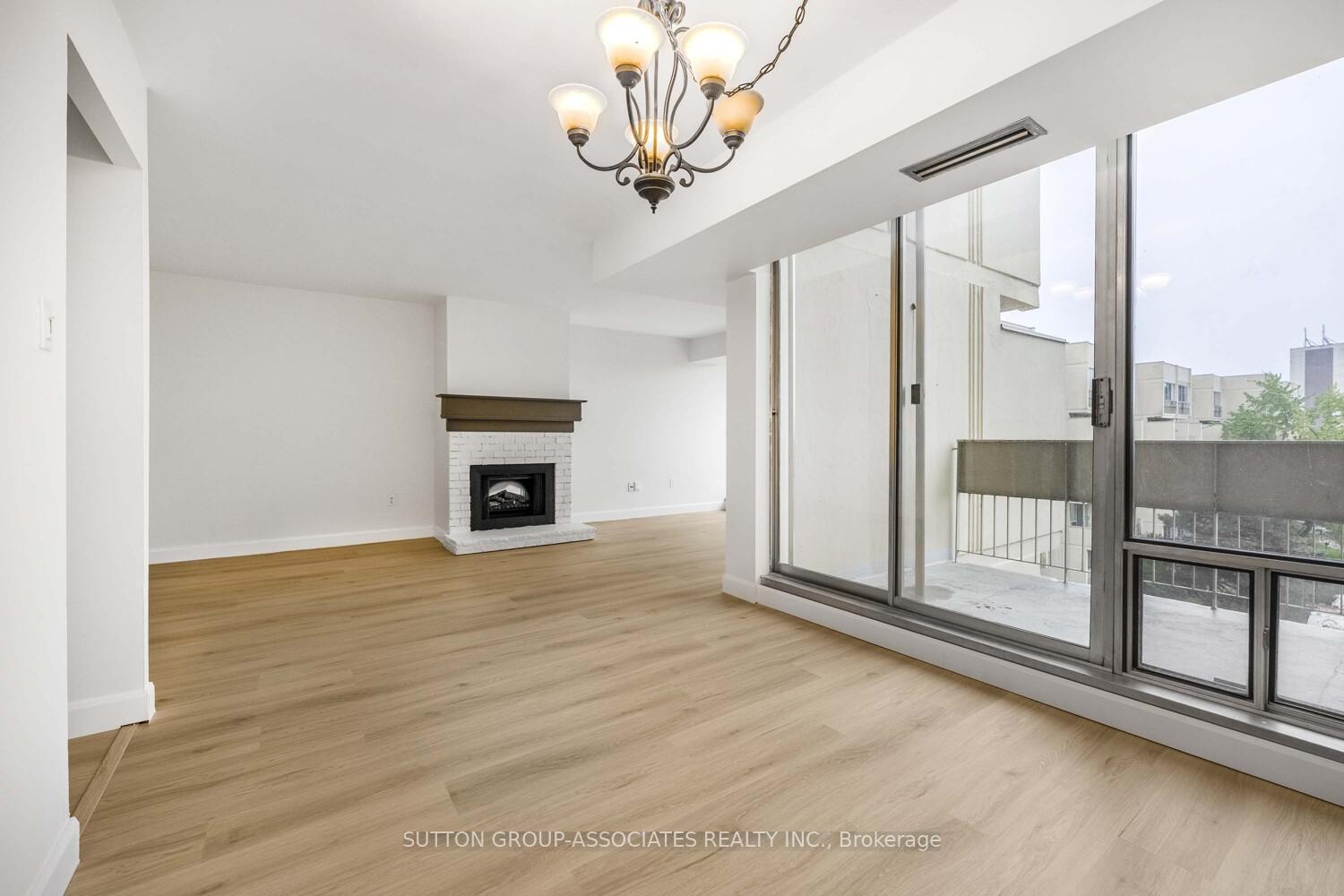 3 Bedrooms Condo at 1300 Marlborough, Oakville For sale