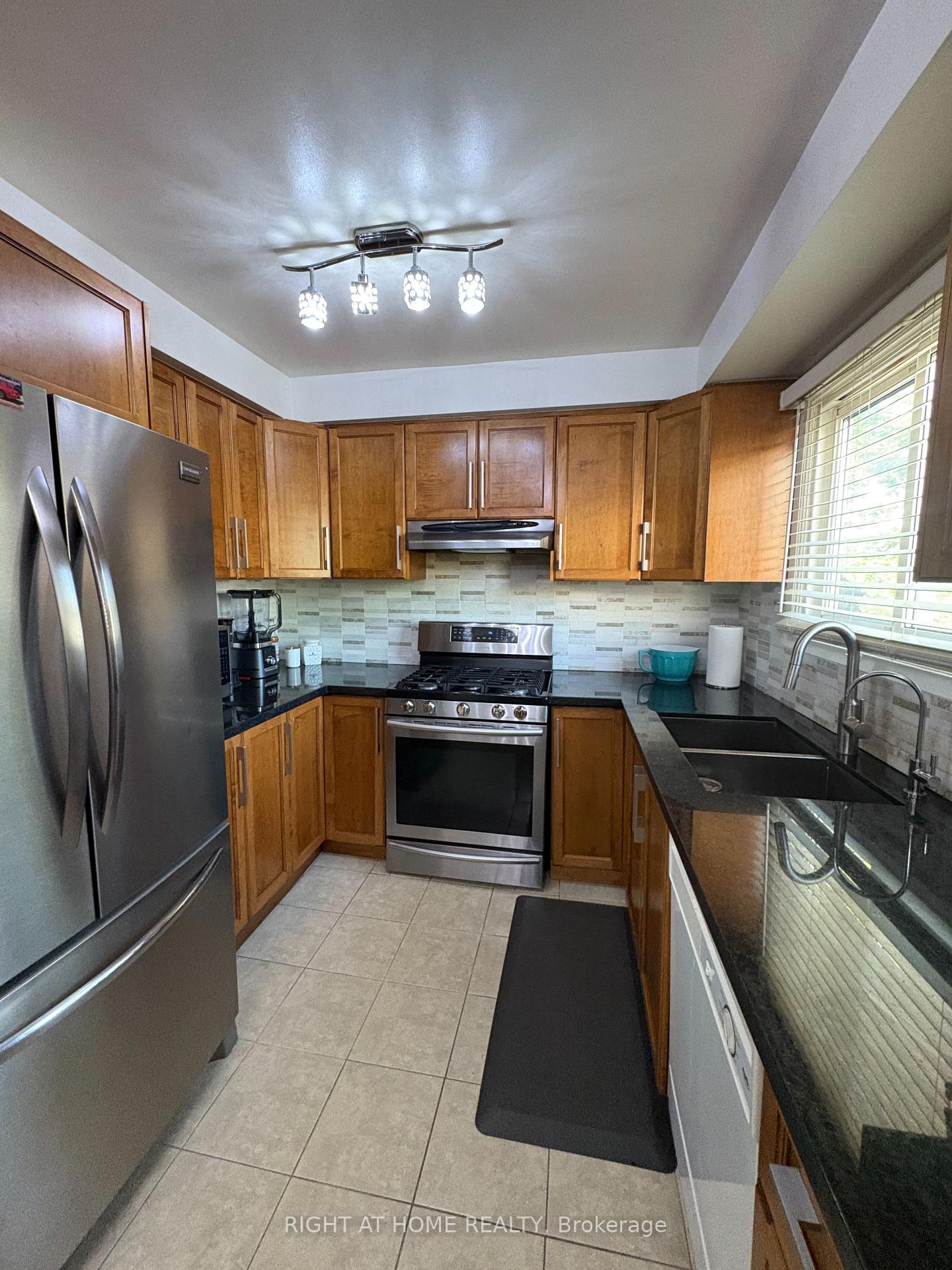 3 Bedrooms Condo at 11 Harrisford, Hamilton For sale