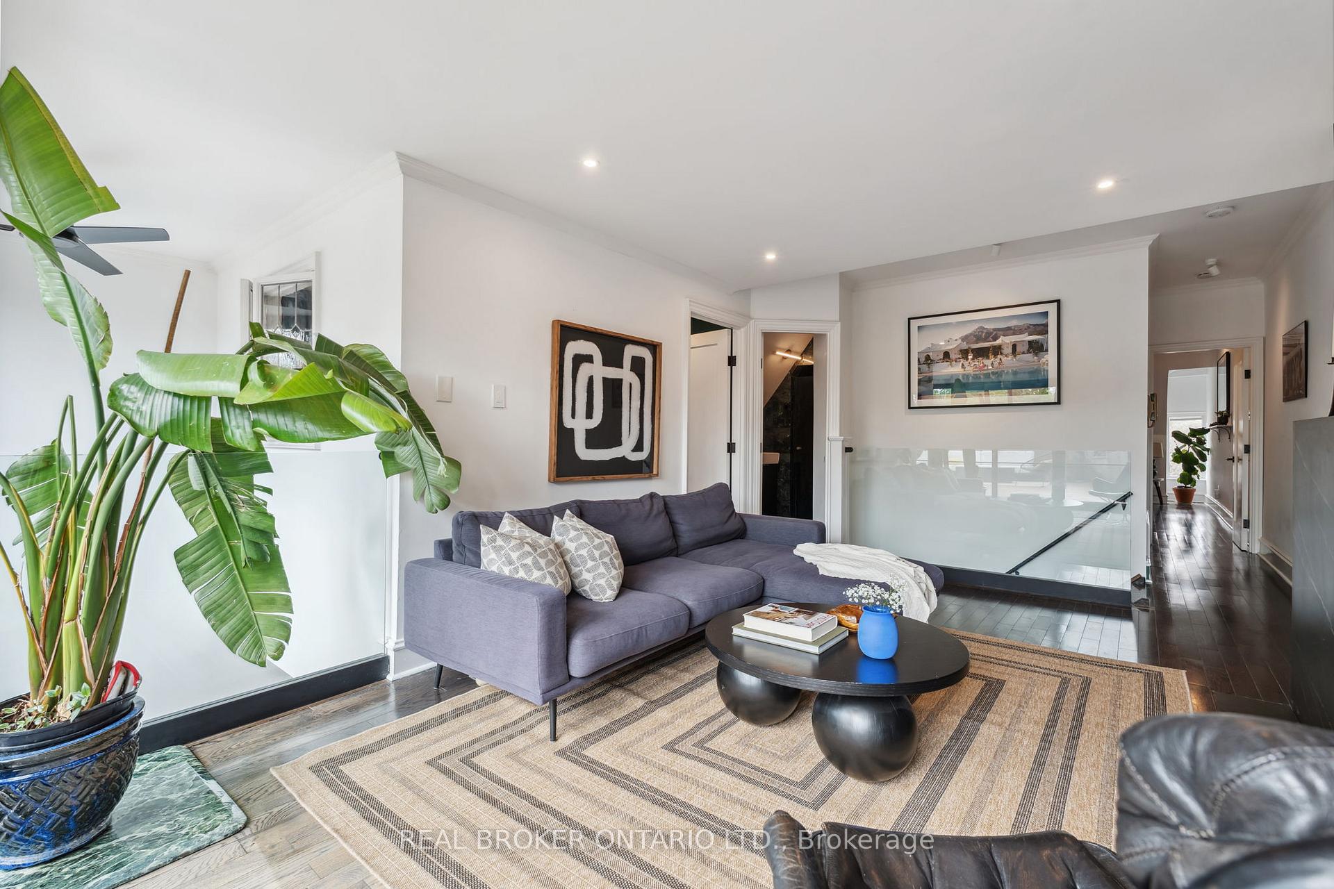 2 Bedrooms Condo at 300 Avenue, Toronto For sale