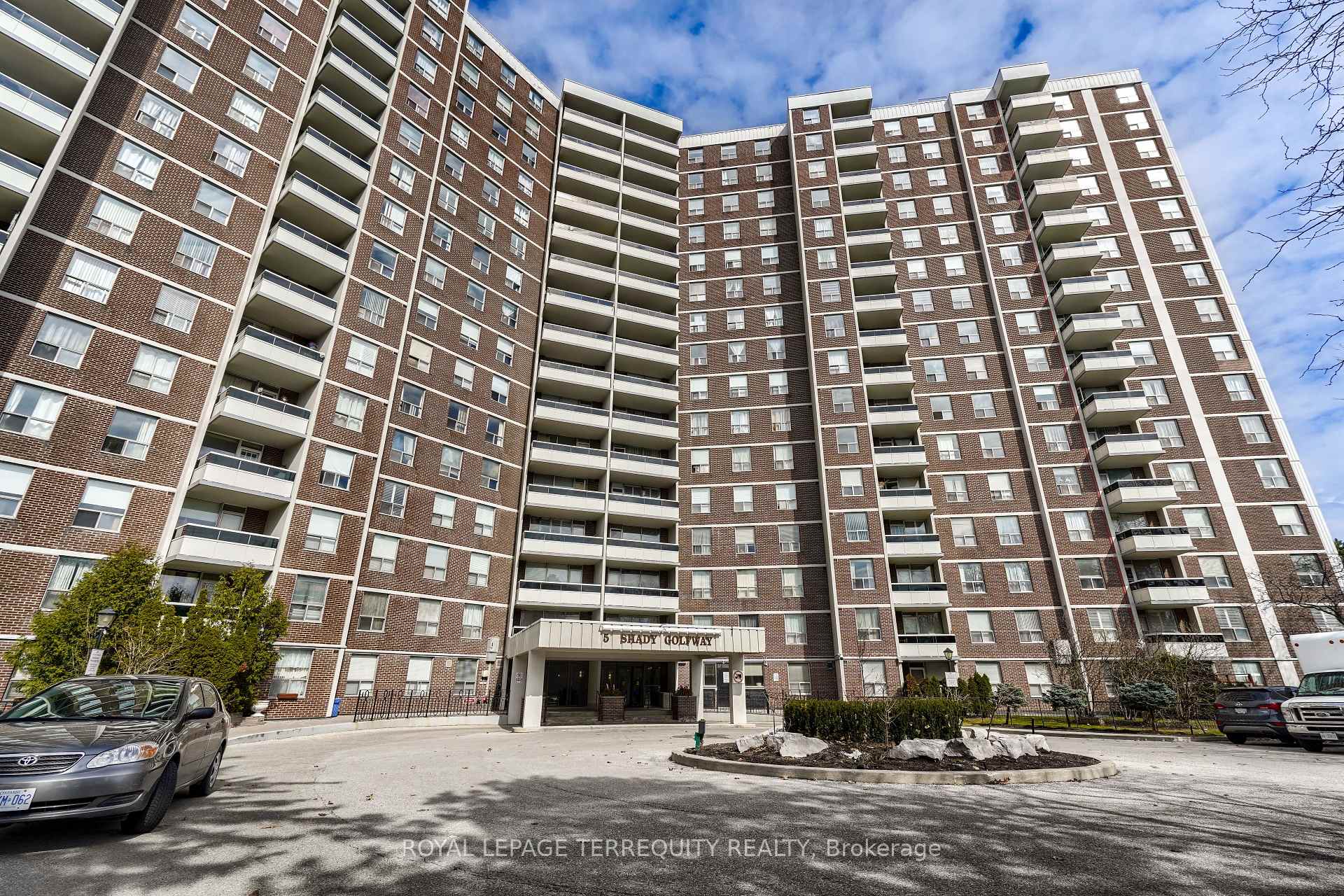 3 Bedrooms Condo at 5 Shady, Toronto For sale