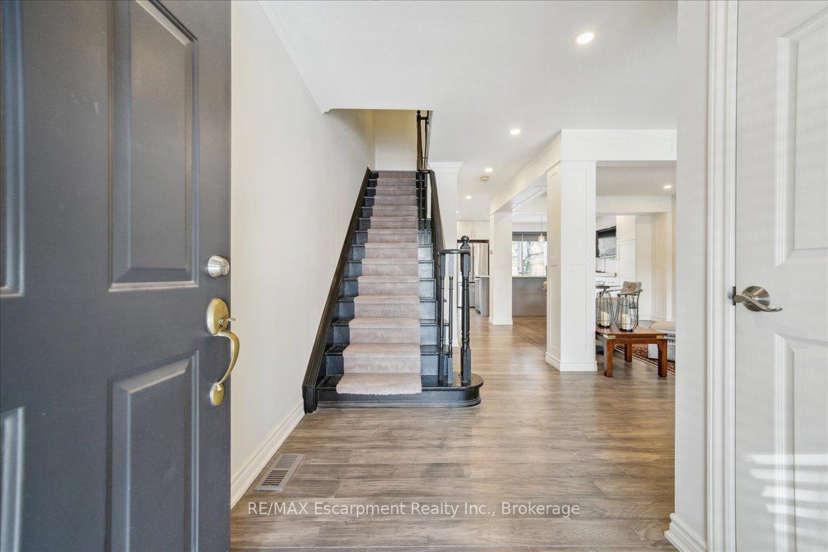 3 Bedrooms Condo at 779 Hyde,  Burlington For sale