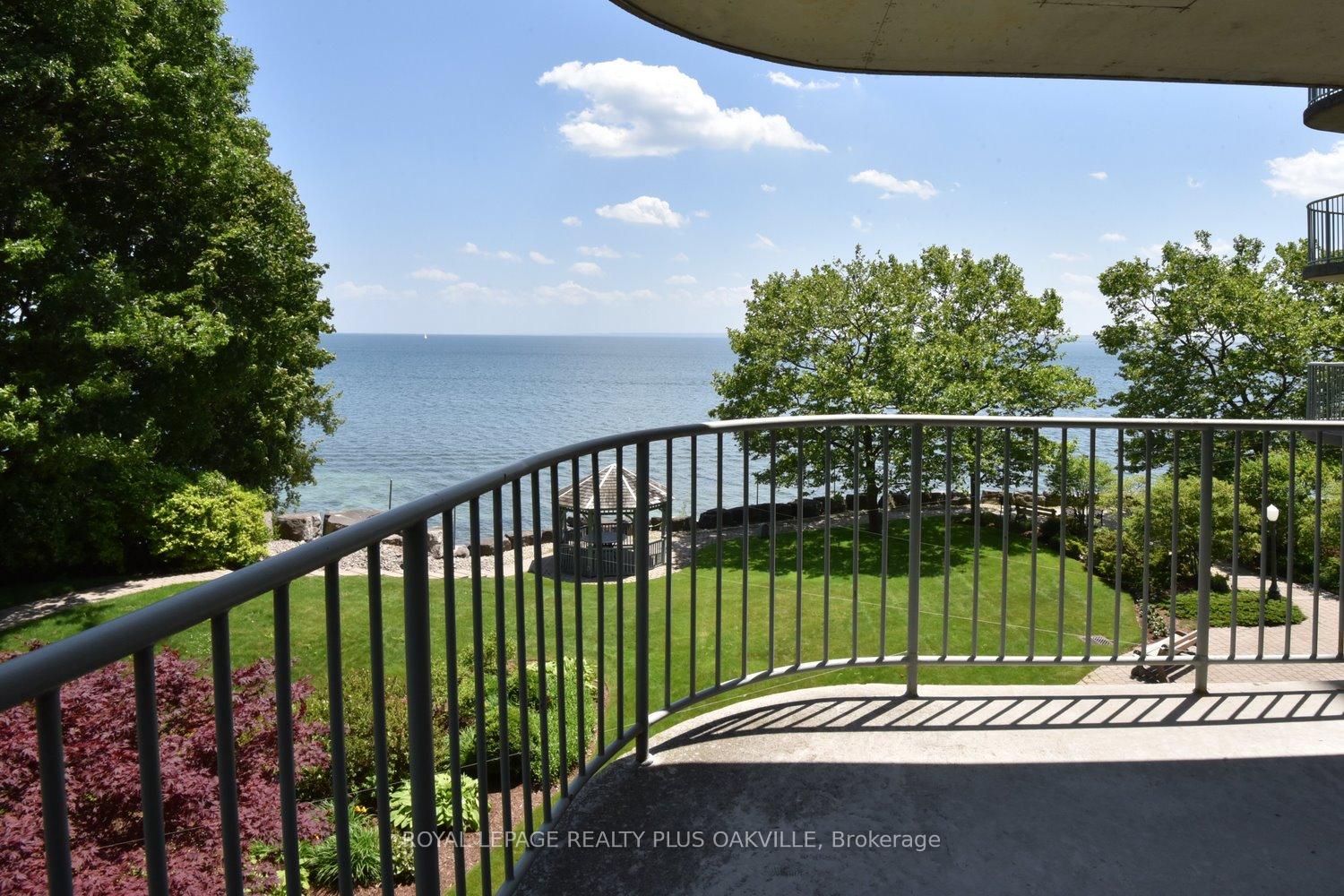 2 Bedrooms Condo at 2190 Lakeshore, Burlington For sale
