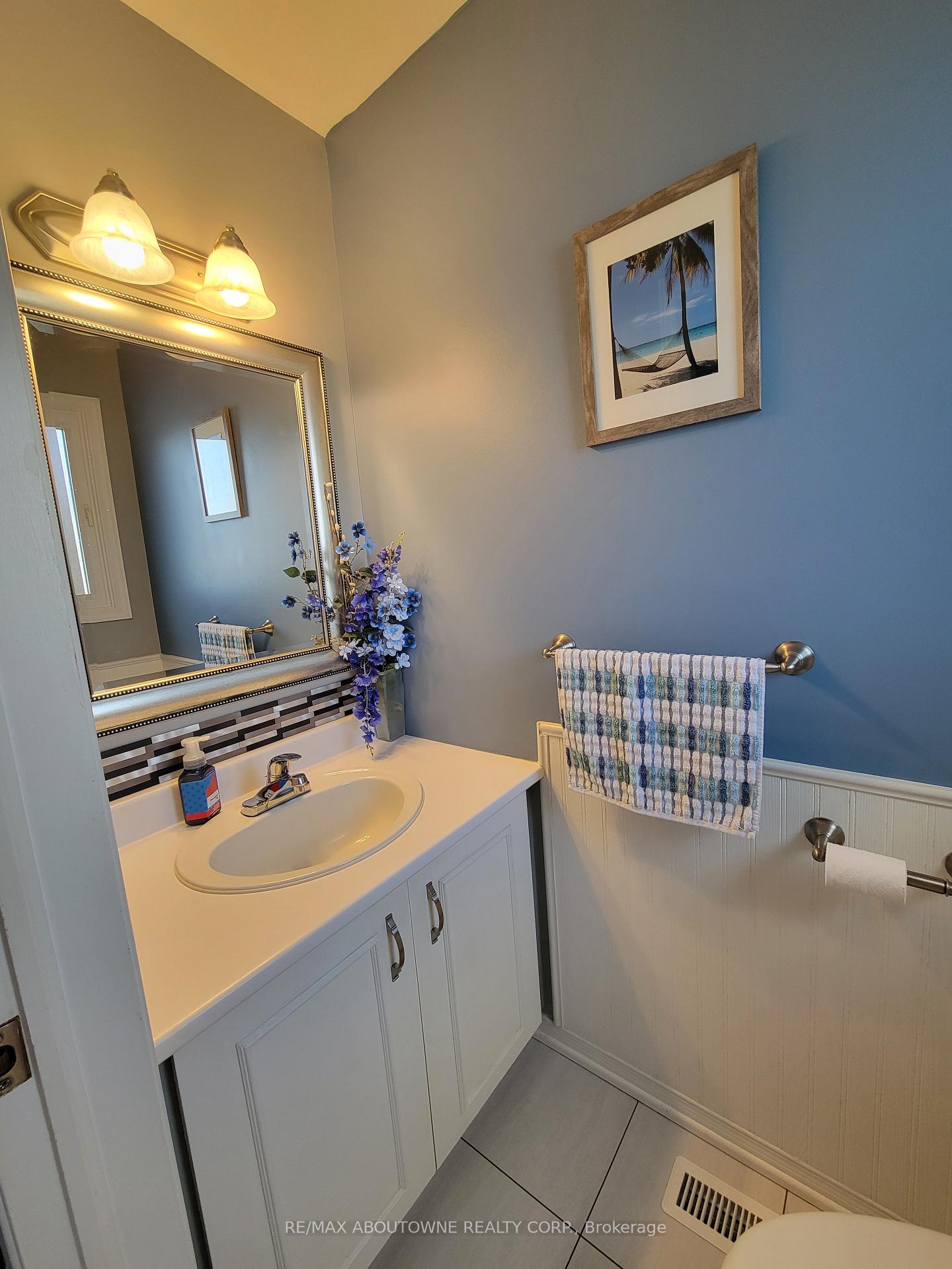 3 Bedrooms Condo at 1 Royalwood, Hamilton For sale