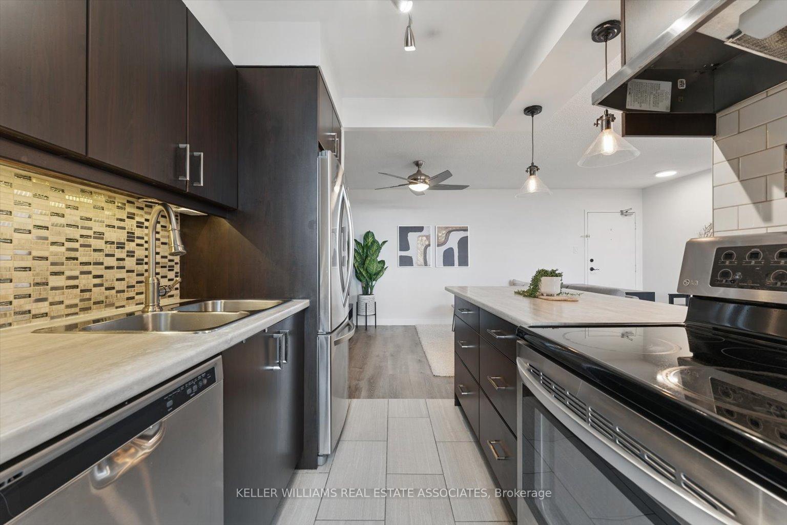 2 Bedrooms Condo at 966 Inverhouse, Mississauga For sale