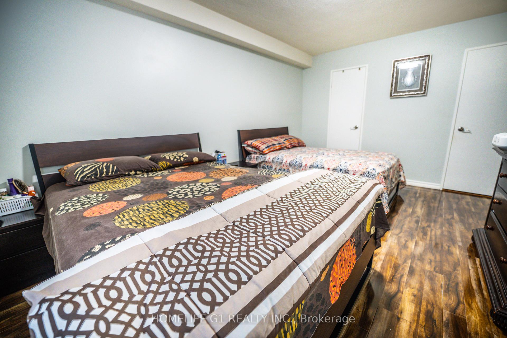 3 Bedrooms Condo at 5 Shady, Toronto For sale