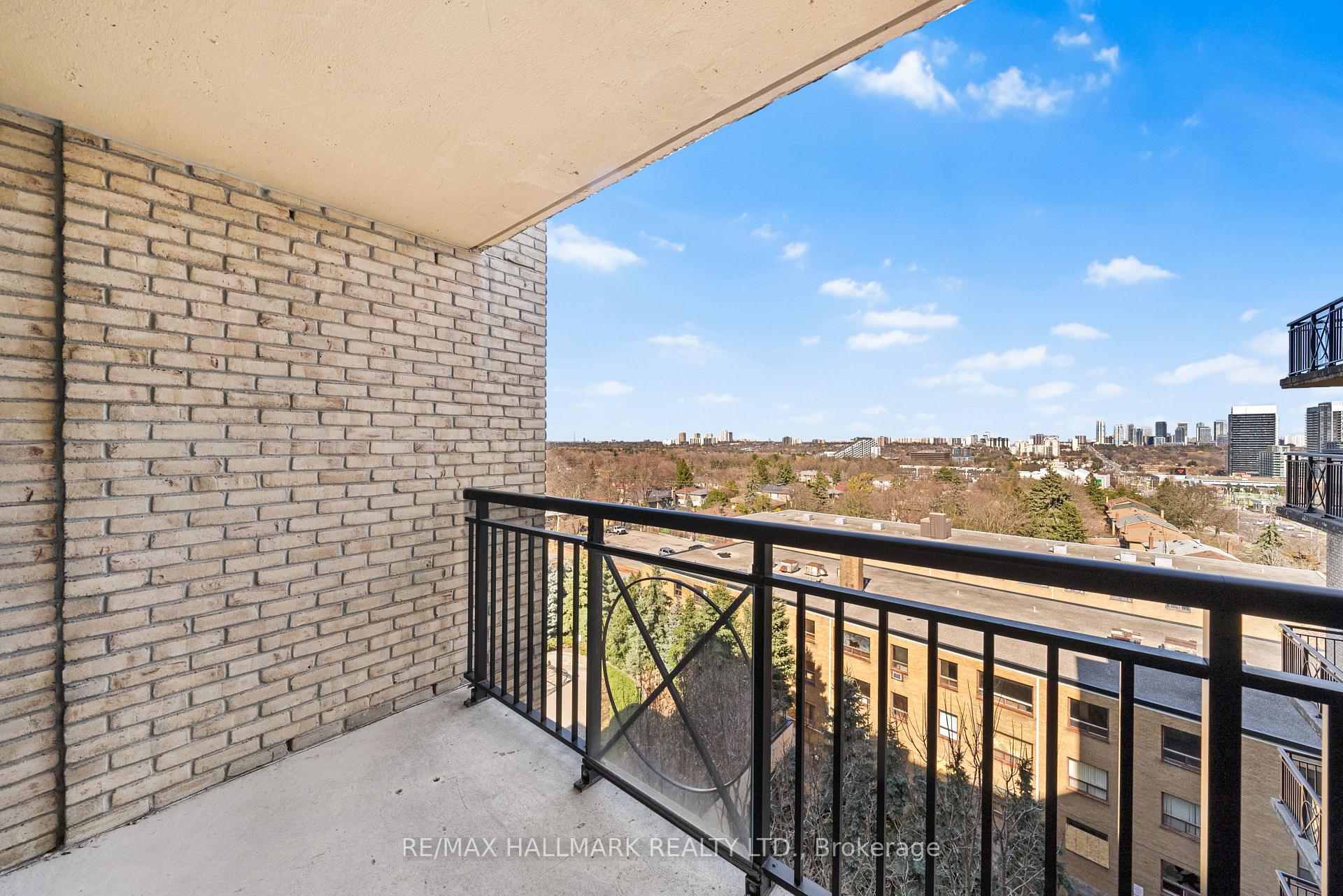 2 Bedrooms Condo at 676 Sheppard, Toronto For sale