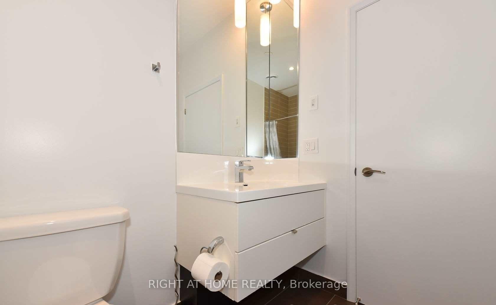 2 Bedrooms Condo at 9 Valhalla Inn, Toronto For sale