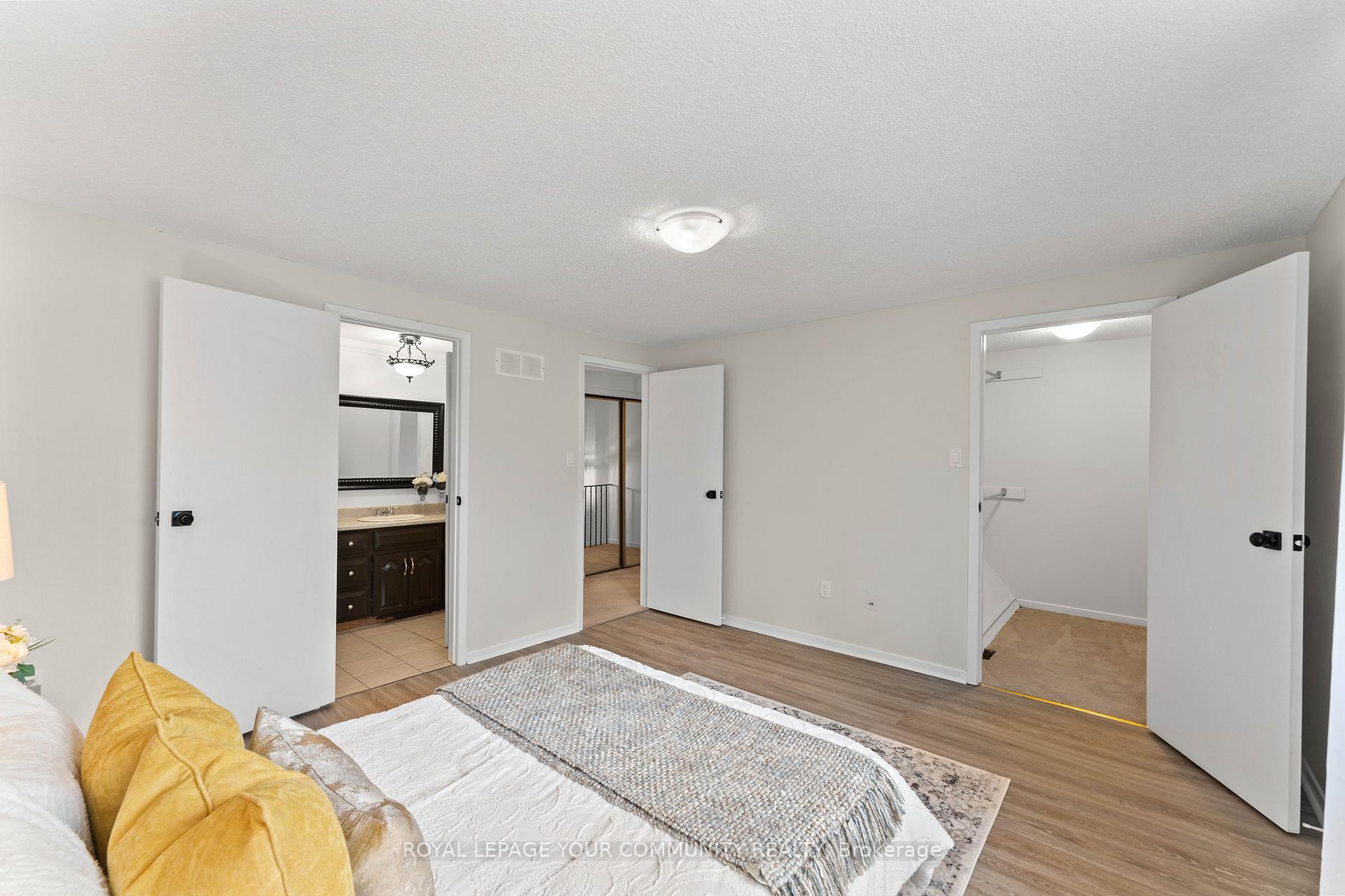 6 Bedrooms Condo at 2655 Gananoque, Mississauga For sale