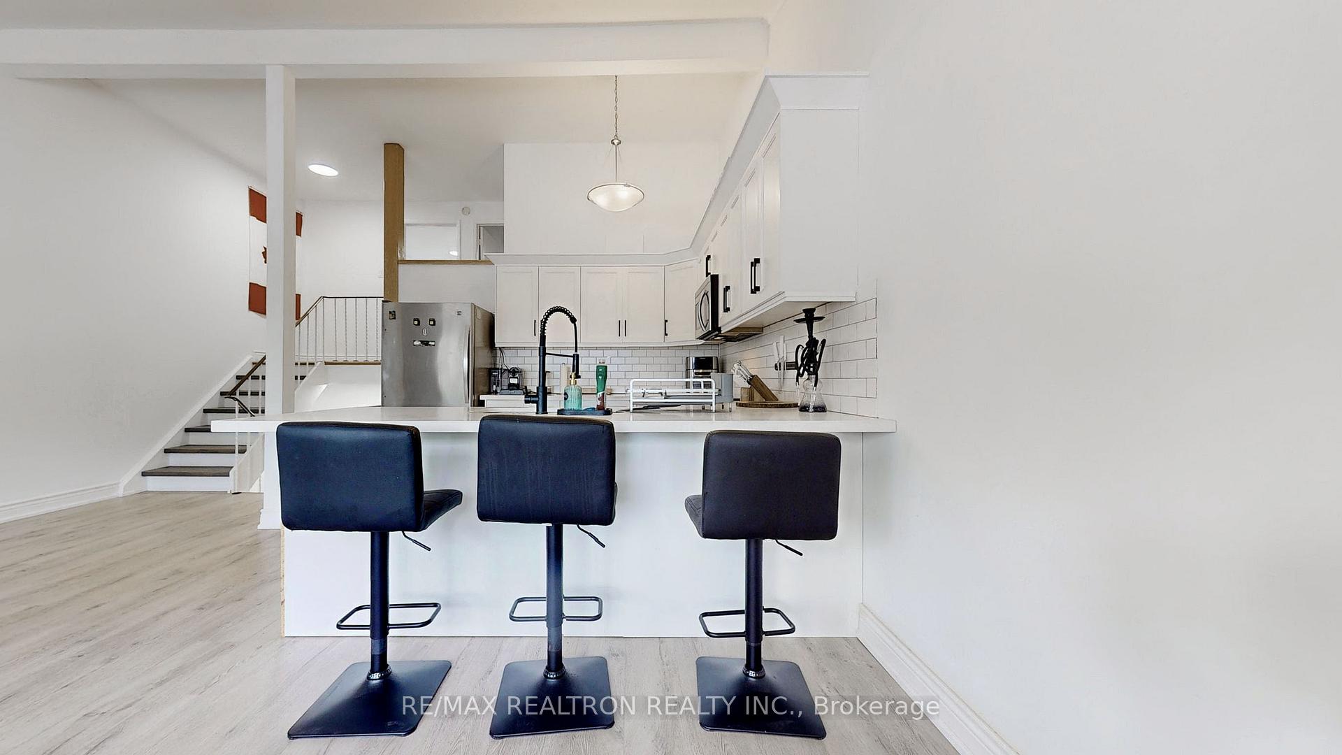 3 Bedrooms Condo at 1894 Kirkwall, Mississauga For sale
