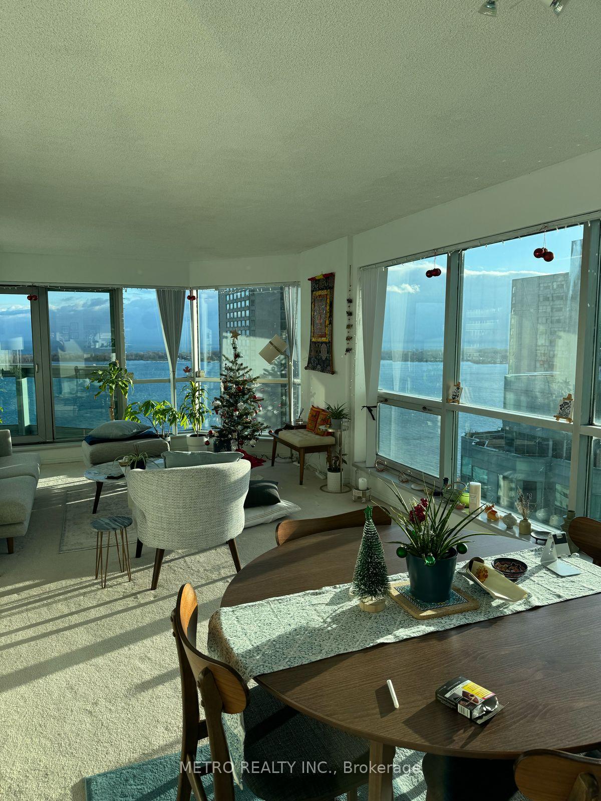 2 Bedrooms Condo at 10 Yonge, Toronto For sale