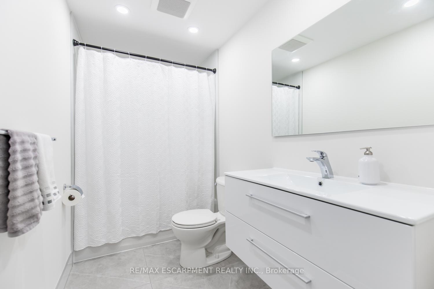 3 Bedrooms Condo at 150 Gateshead, Hamilton For sale