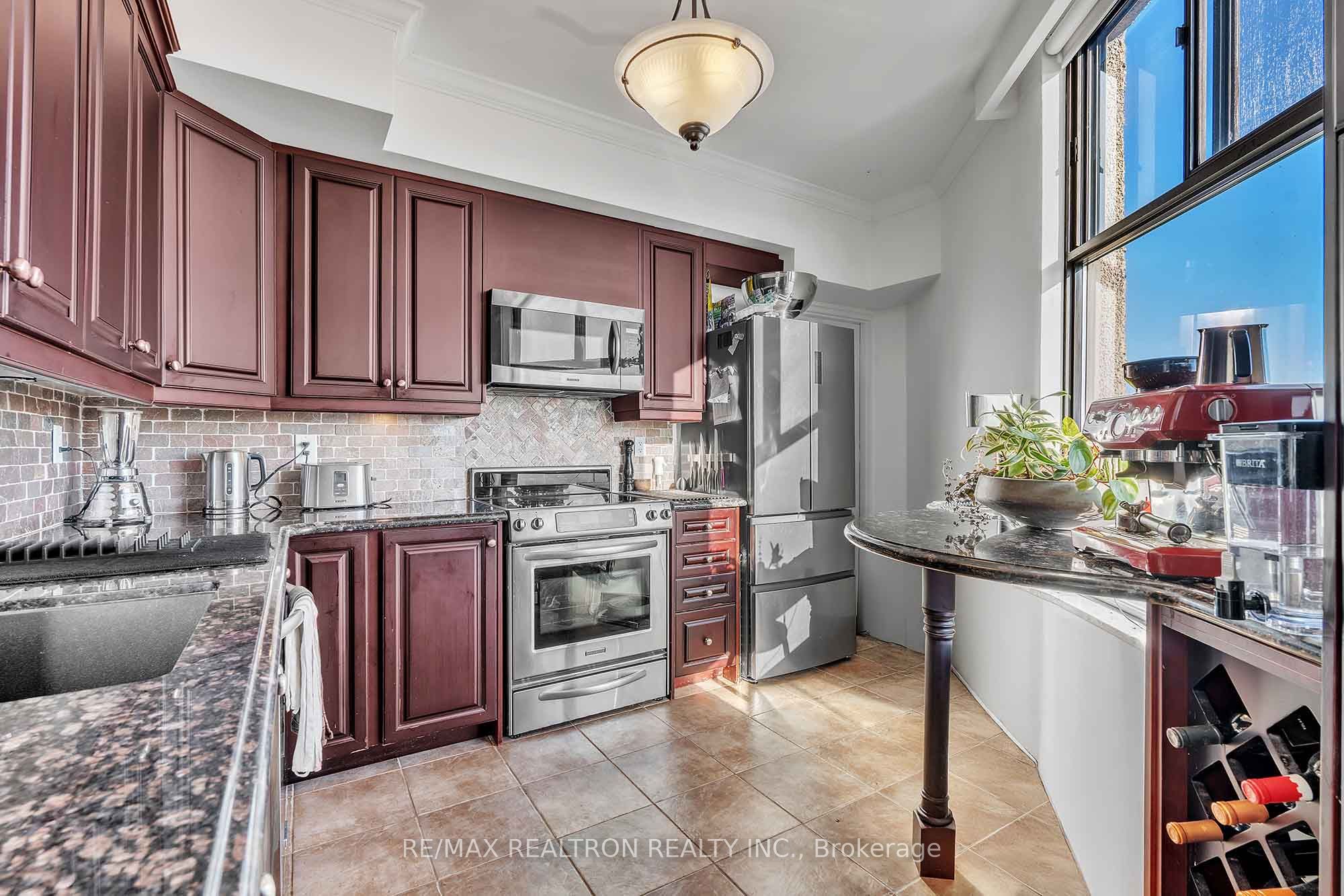 423 Avenue Road, #12