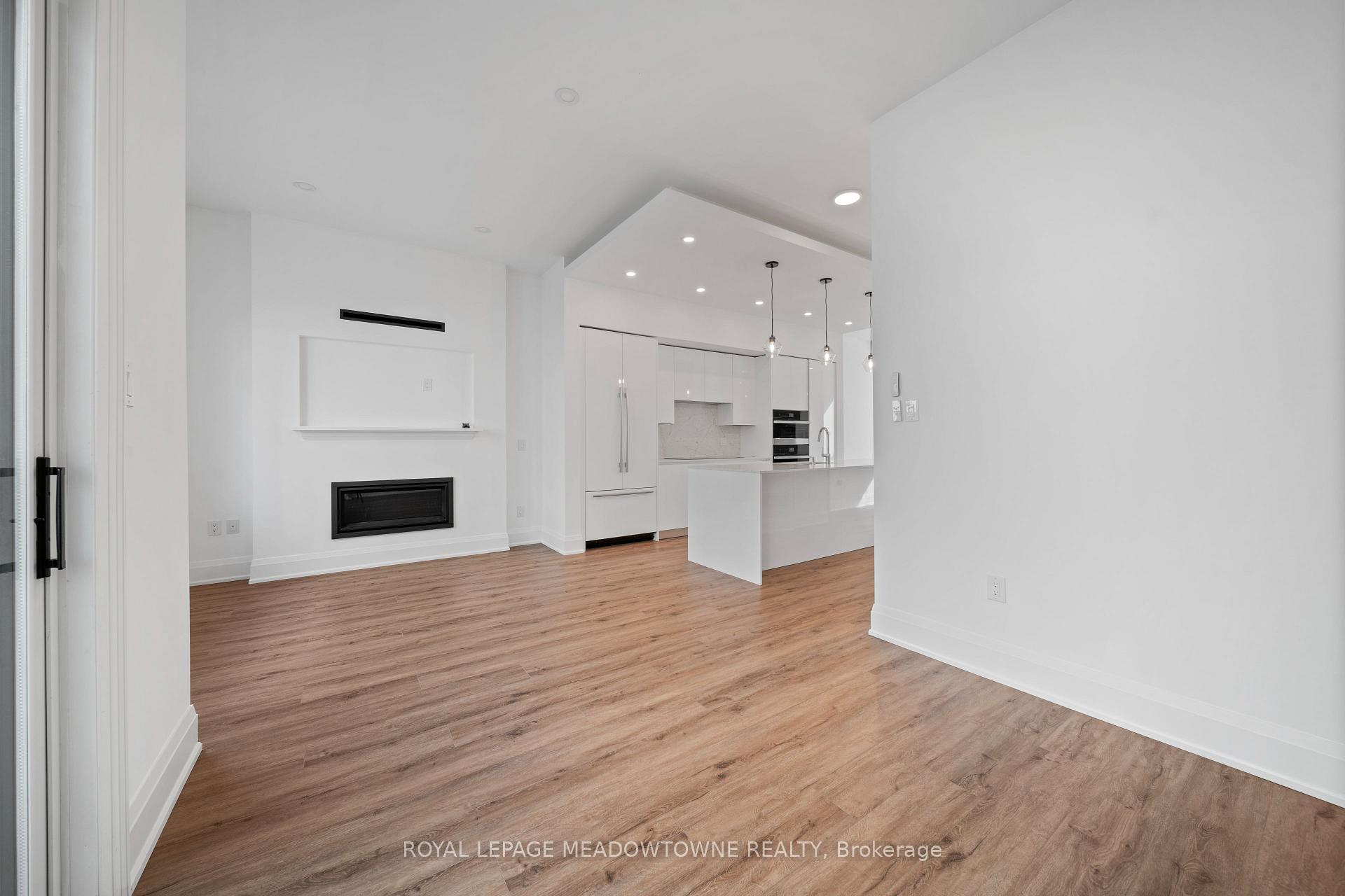 4 Bedrooms Condo at 121 High, Mississauga For sale