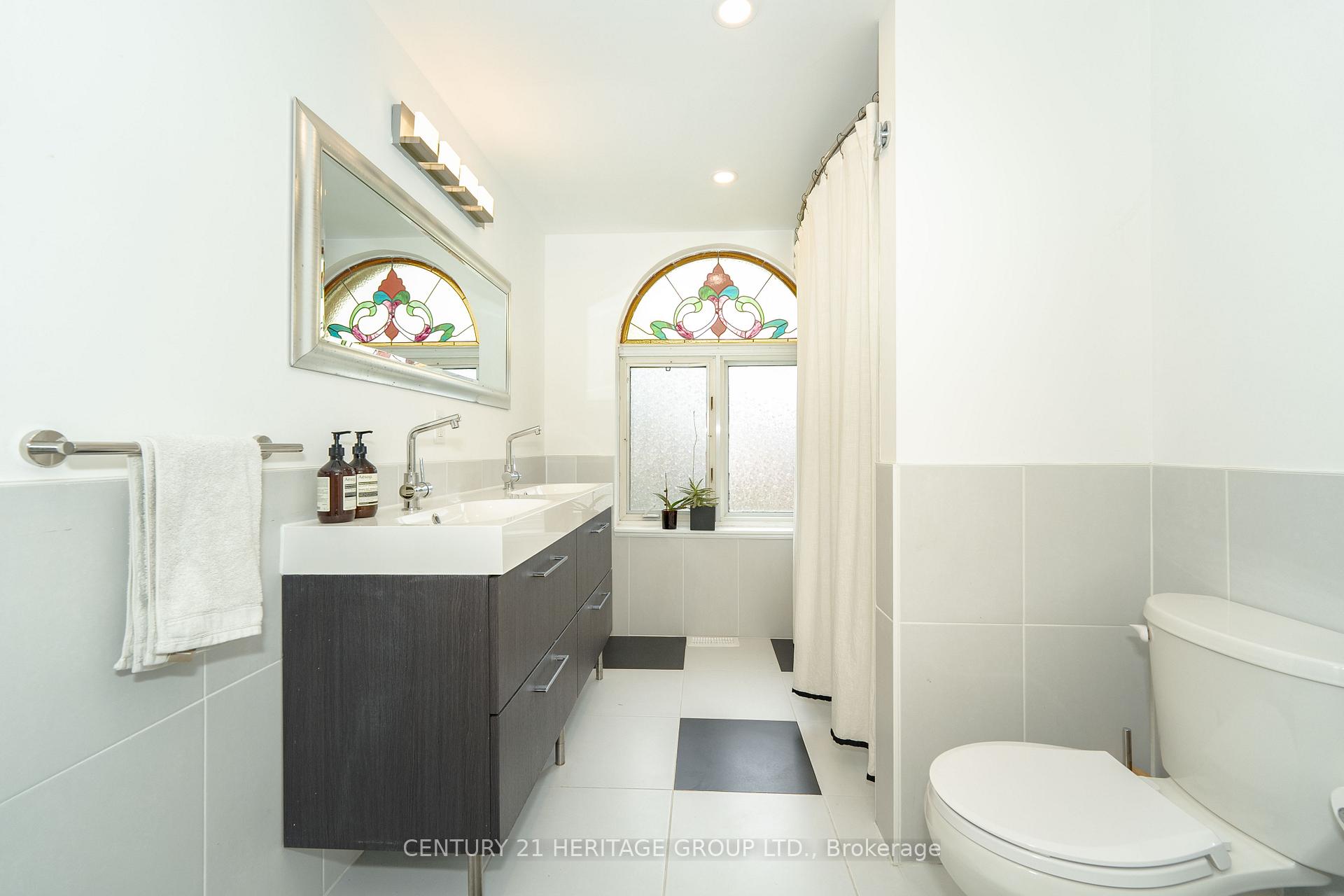 3 Bedrooms Condo at 280 Sherbourne, Toronto For sale