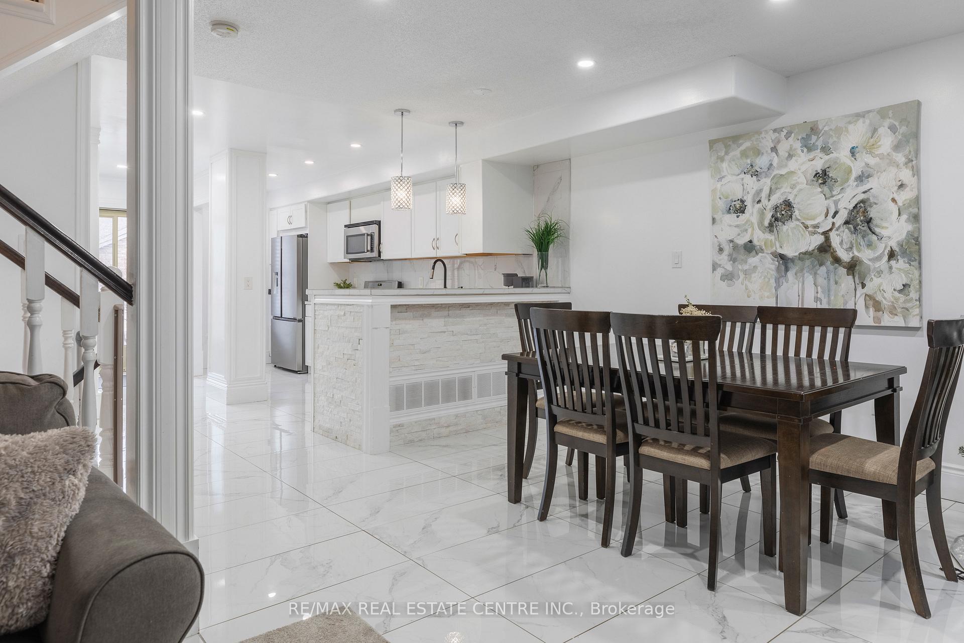 3 Bedrooms Condo at 2774 King,  Hamilton For sale