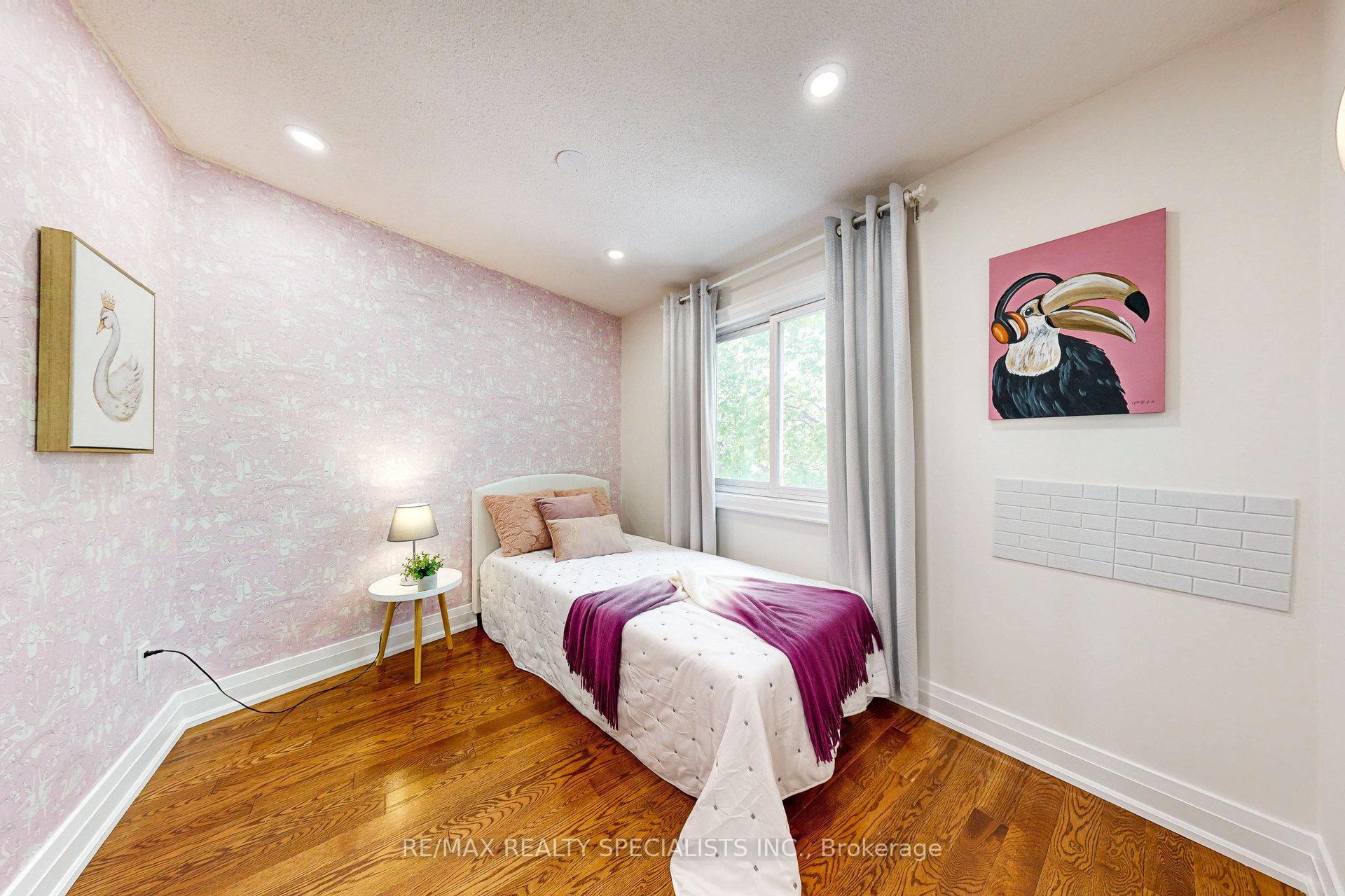 3 Bedrooms Condo at 2035 Asta, Mississauga For sale