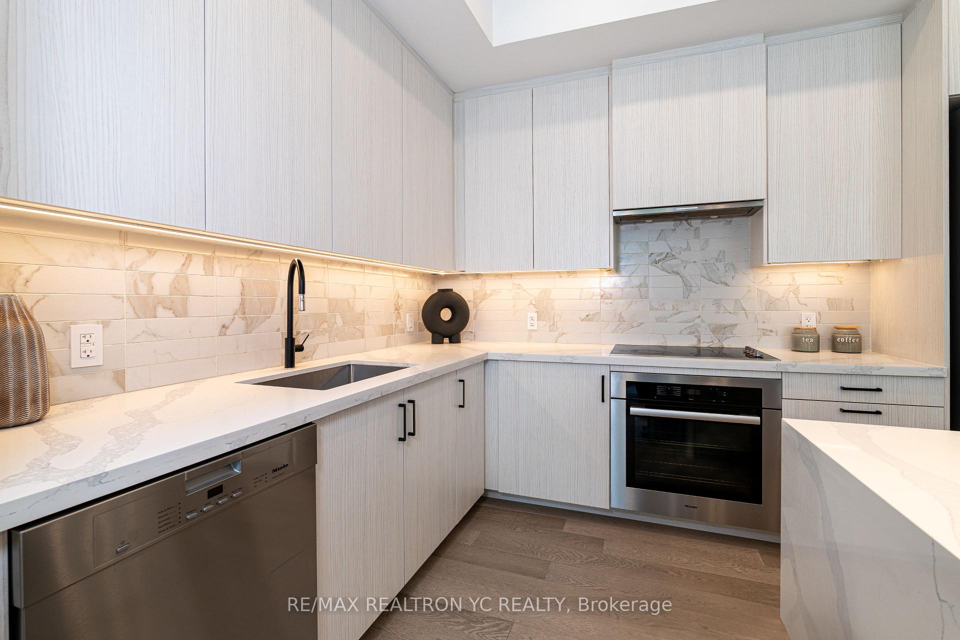 4 Bedrooms Condo at 18 Greenbriar, Toronto For sale
