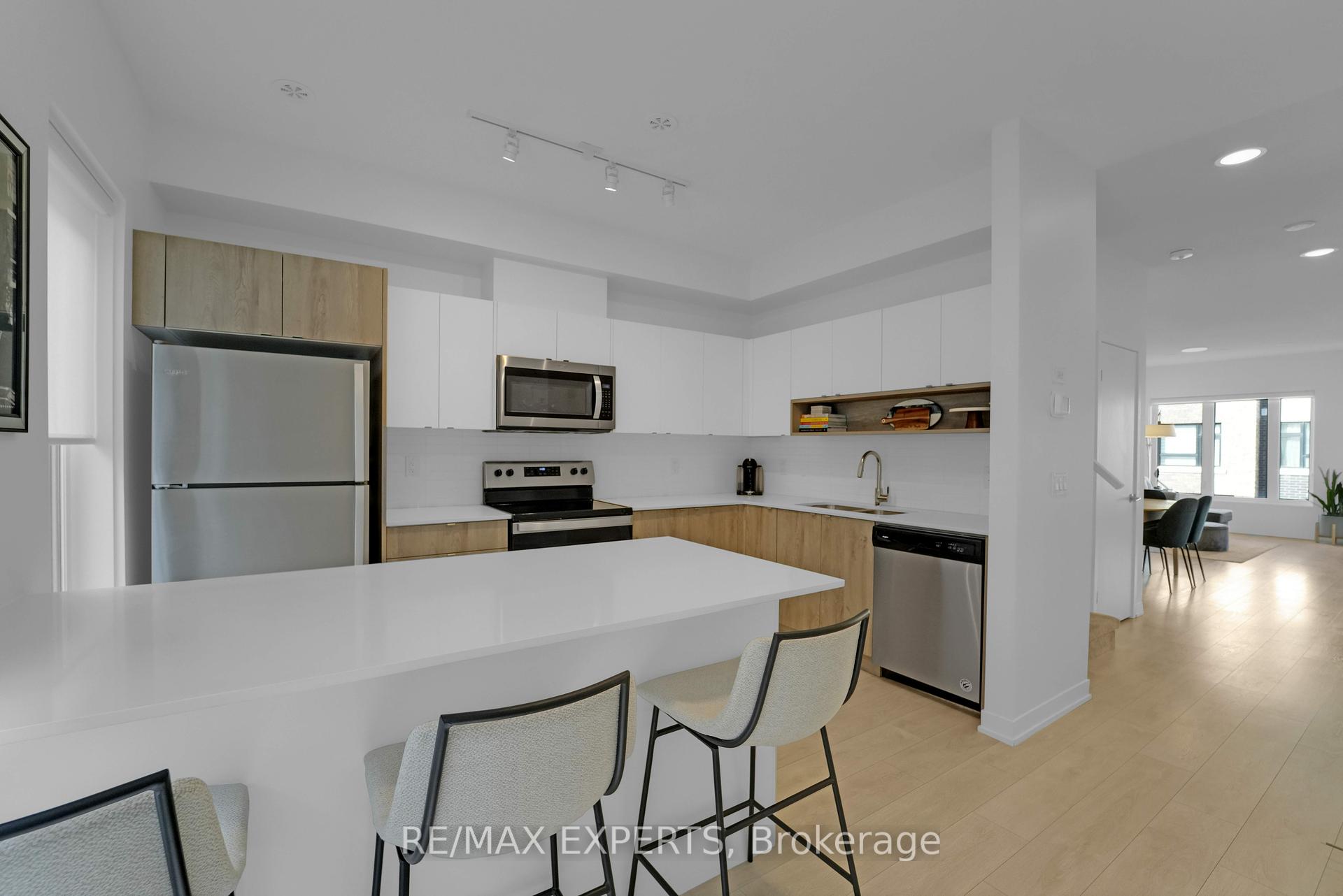 3 Bedrooms Condo at 1095 Cooke,  Burlington For sale